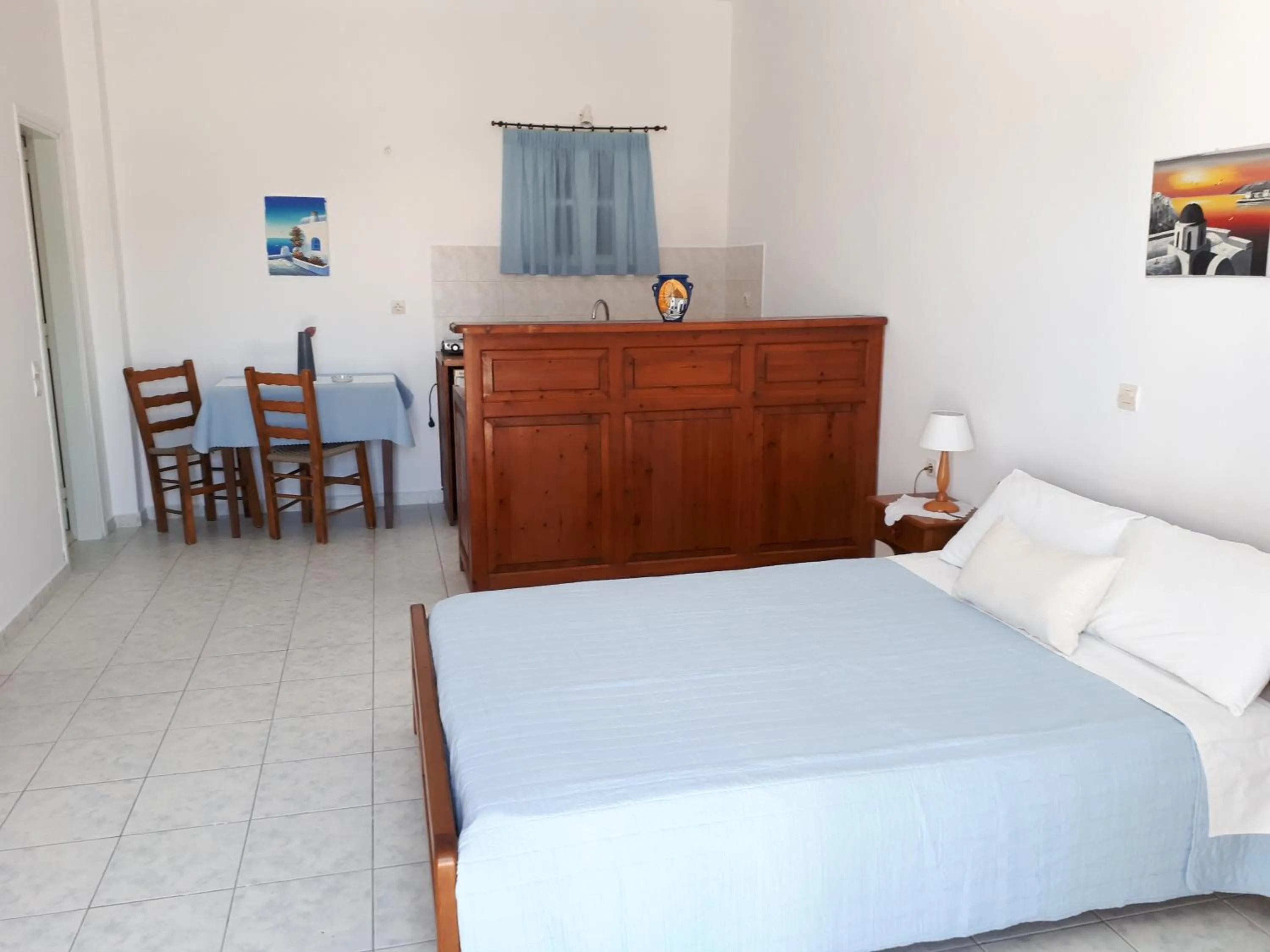 Photo of the whole room, Bed in Hotel Paradisos Oia