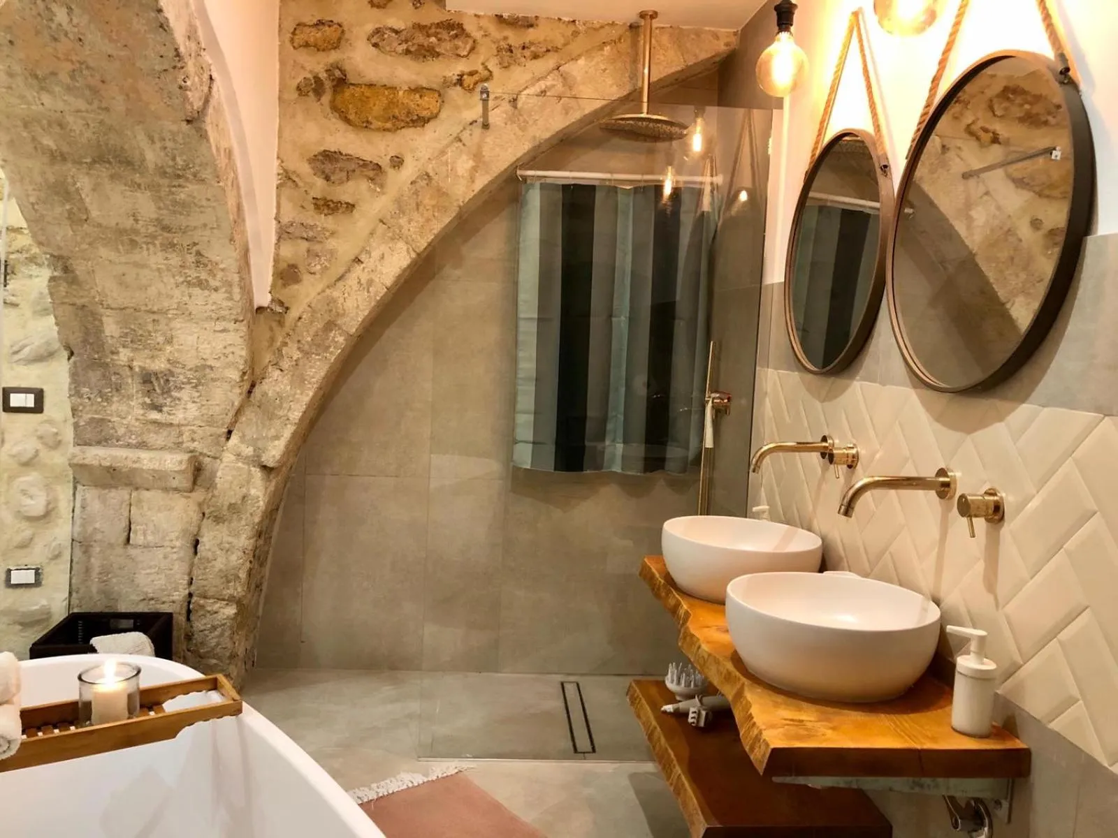 Shower in La Gemma di Ortigia