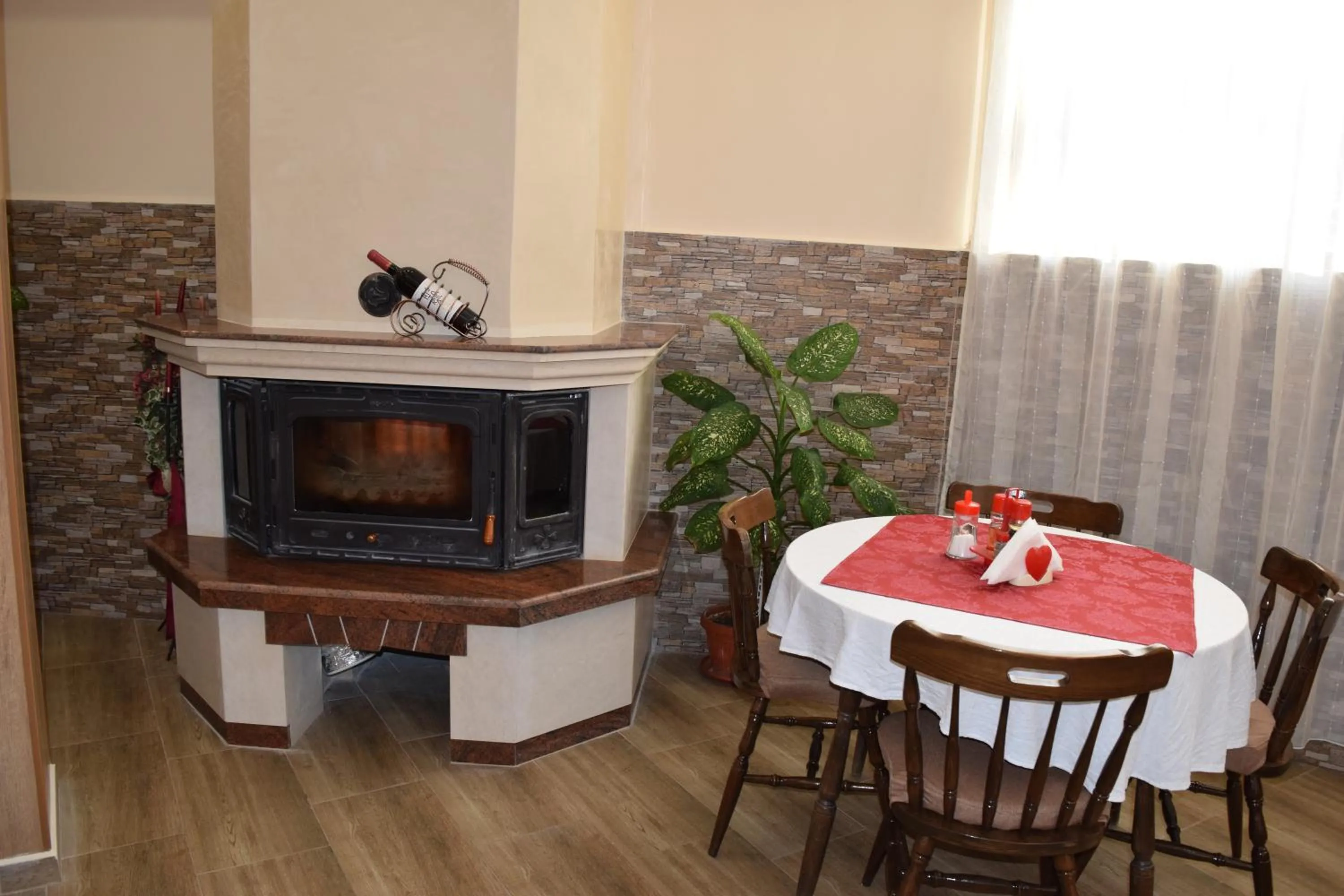 Restaurant/places to eat in Family Hotel Chris