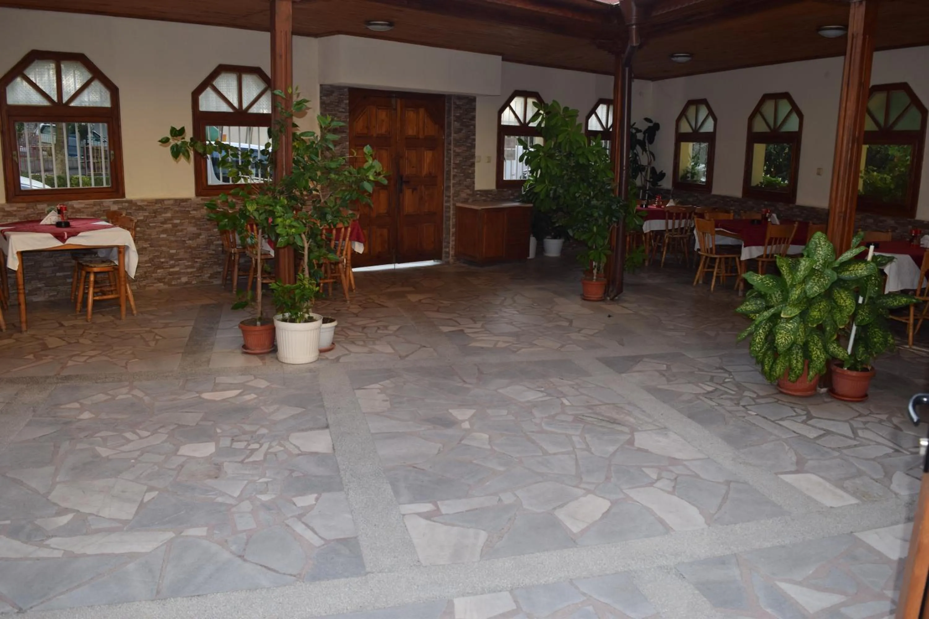 Restaurant/places to eat in Family Hotel Chris