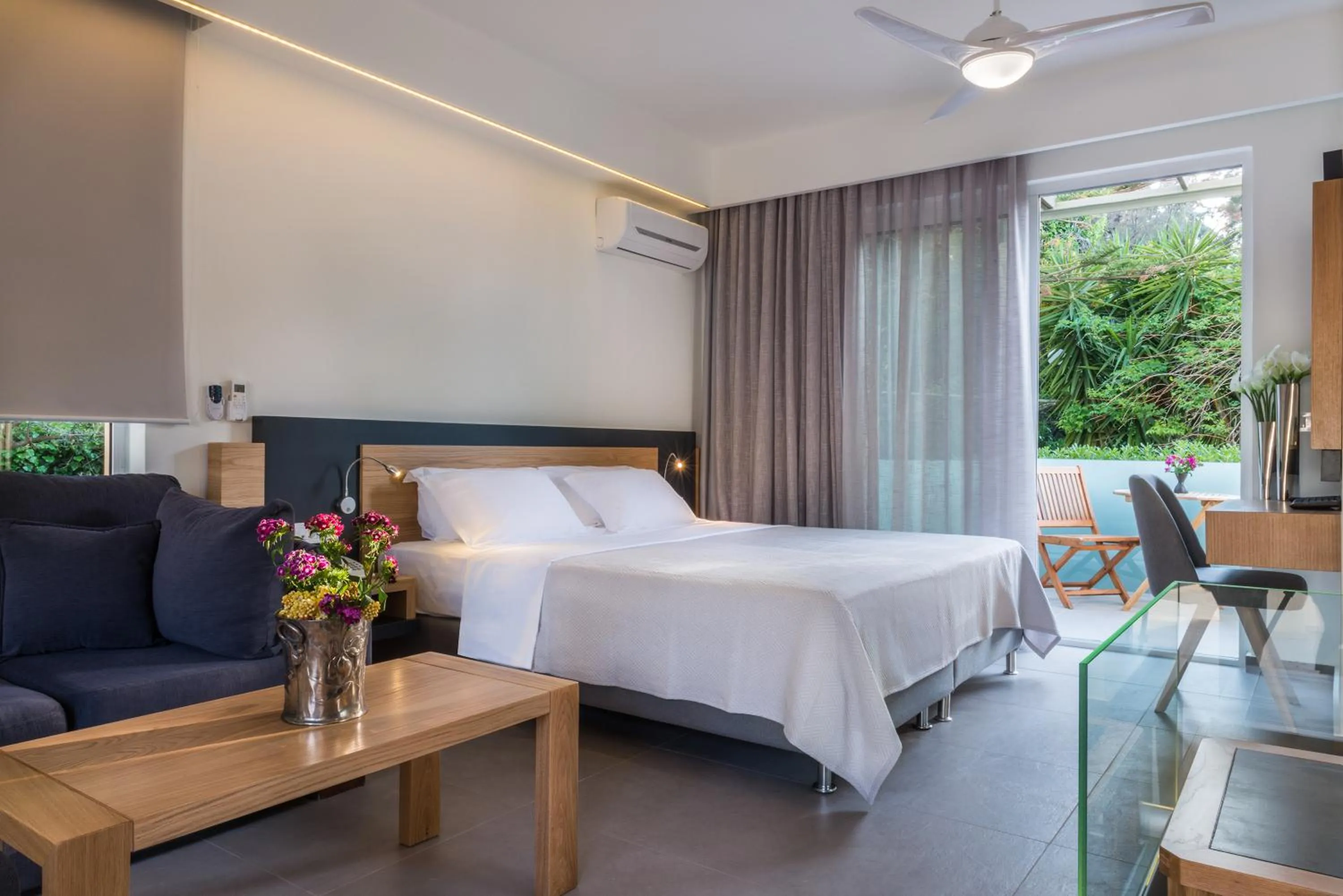 Bedroom, Bed in Forum Suites