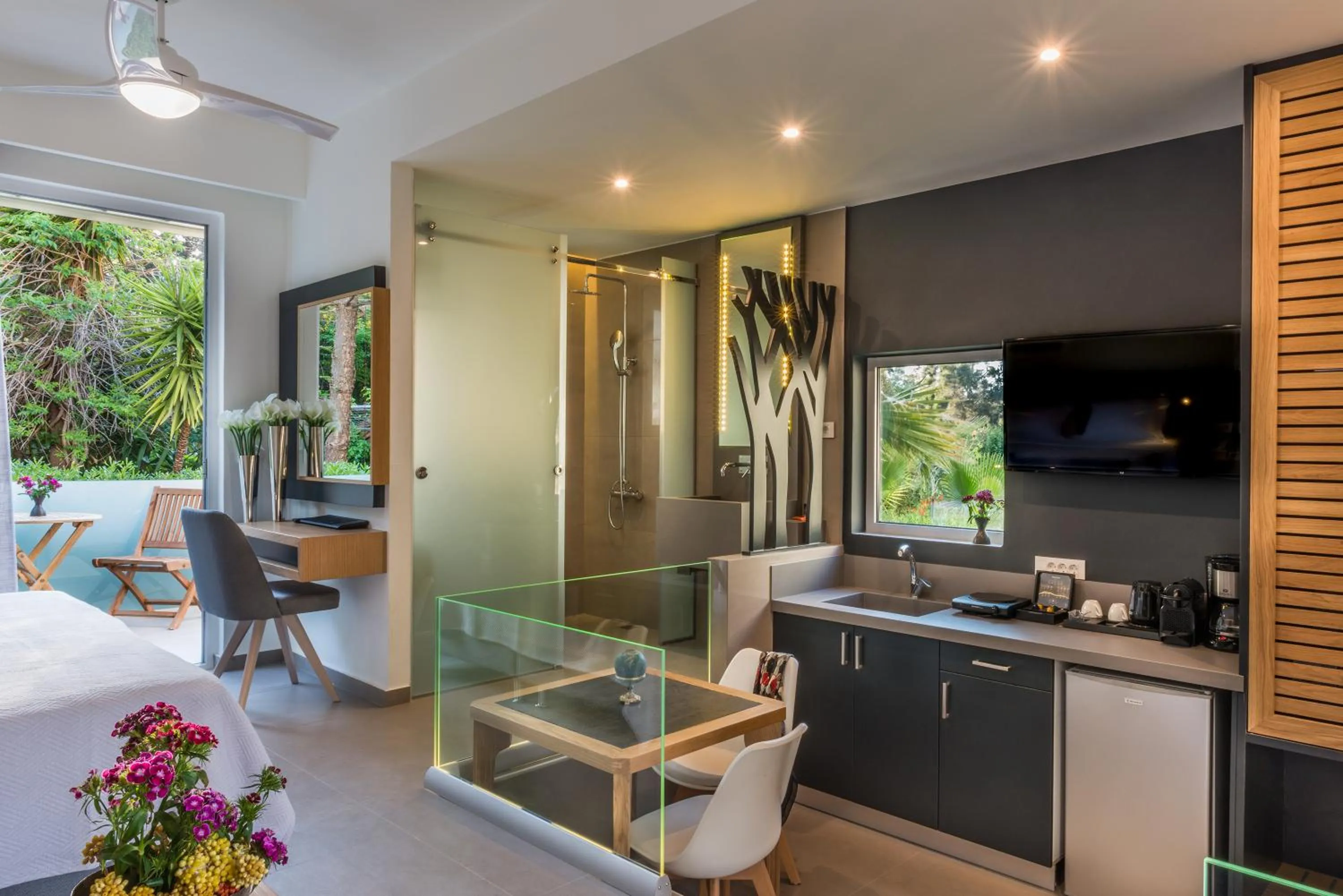 Coffee/tea facilities, Bed in Forum Suites