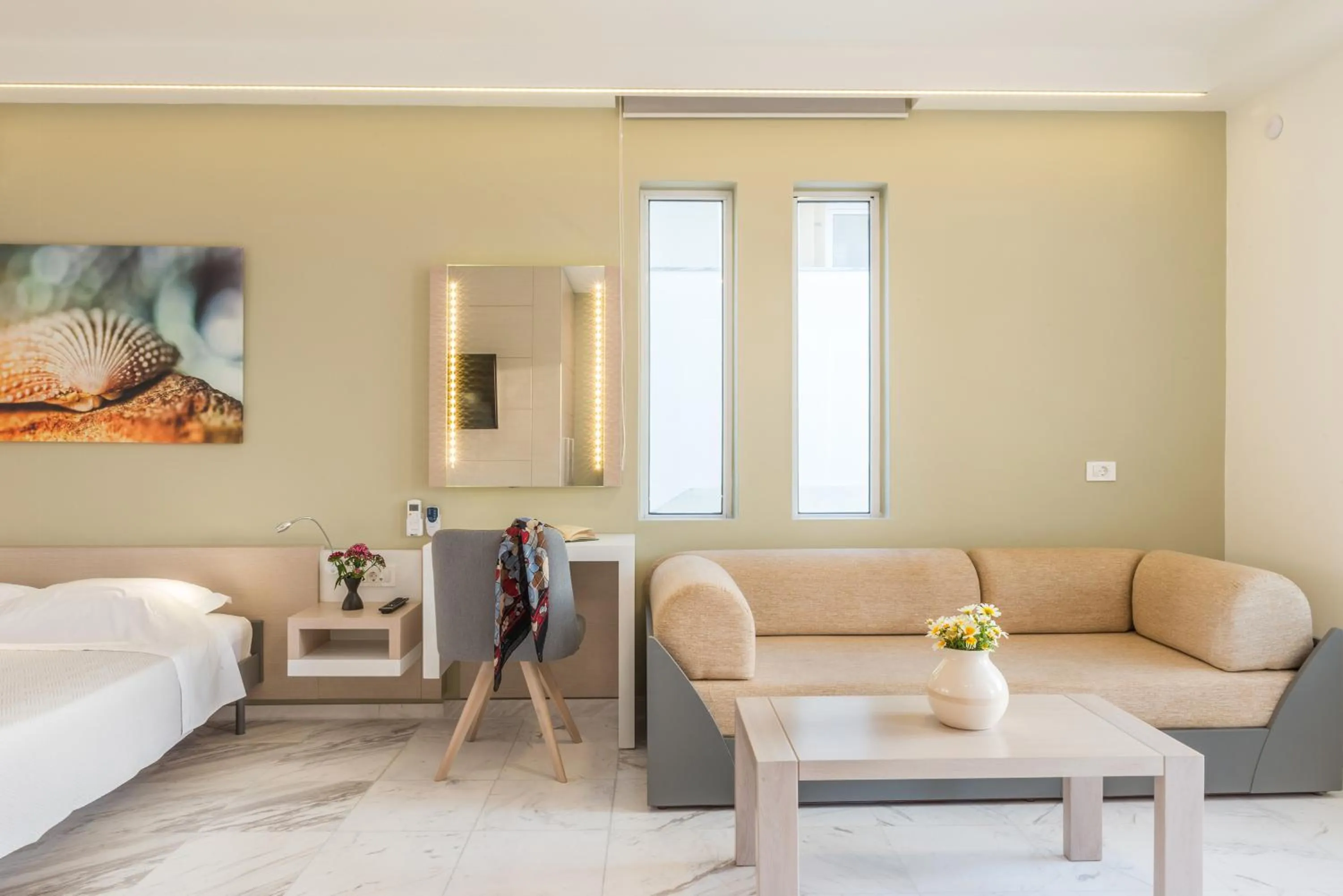 Living room, Bed in Forum Suites