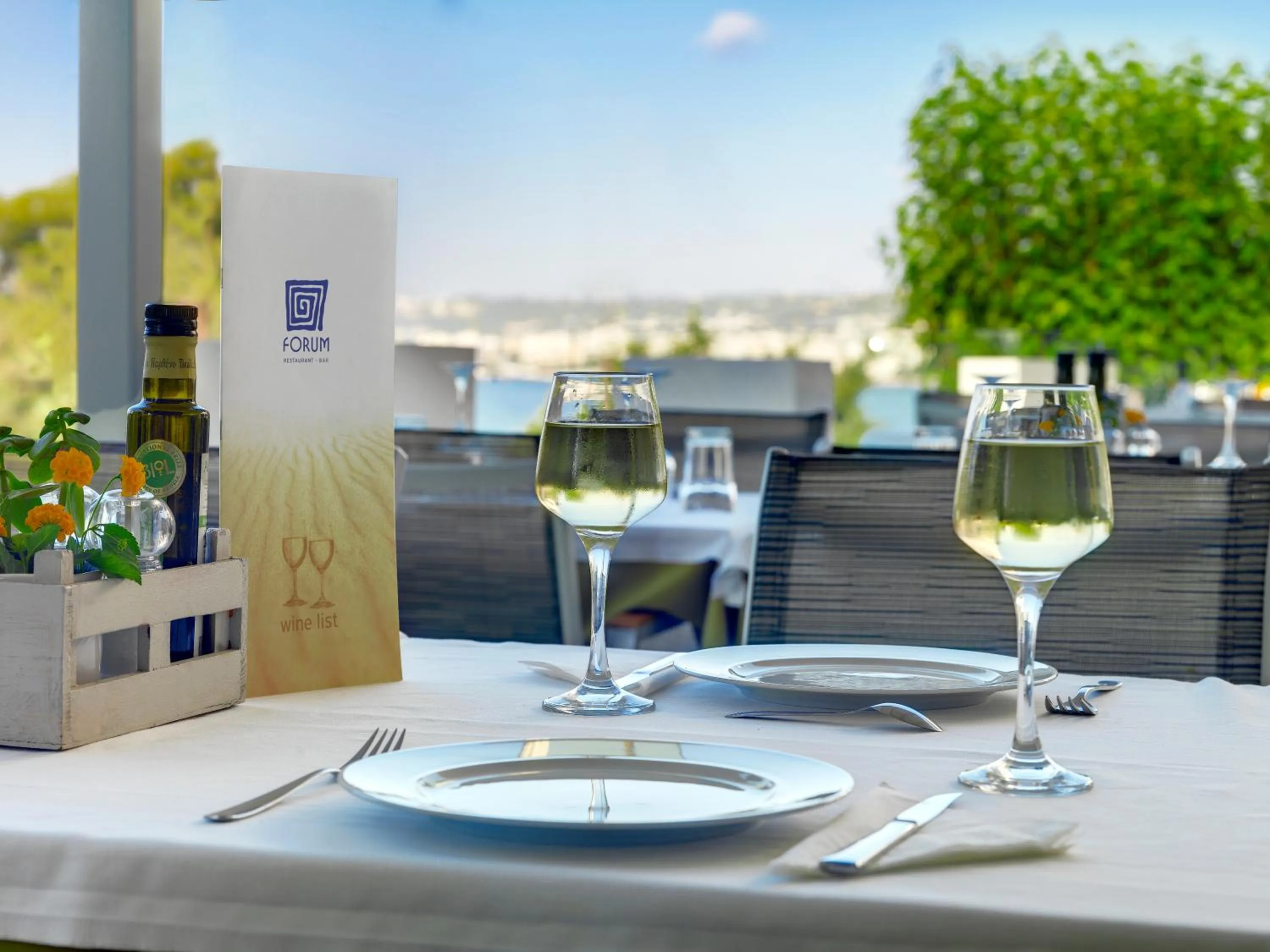 Restaurant/places to eat in Forum Suites