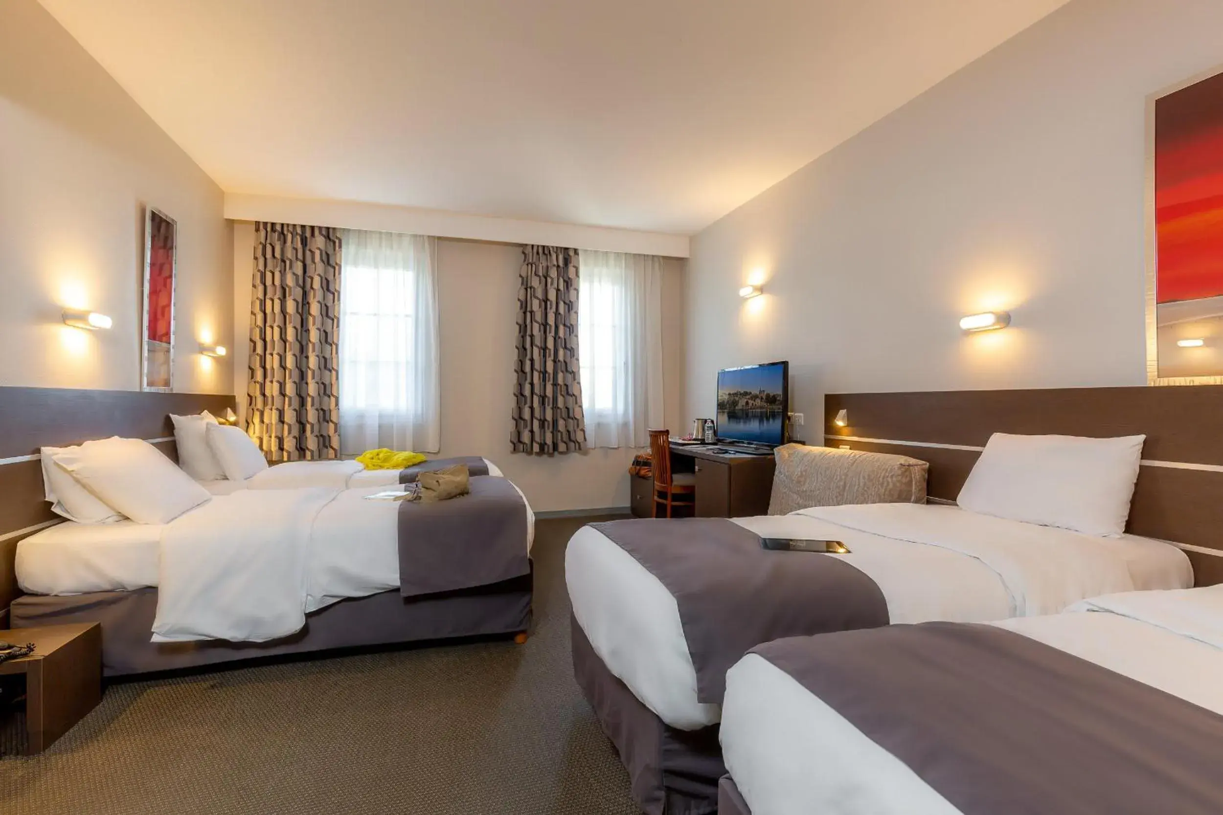 Quadruple Room in Kyriad Avignon - Palais des Papes Quadruple Room in Kyriad Avignon - Palais des Papes