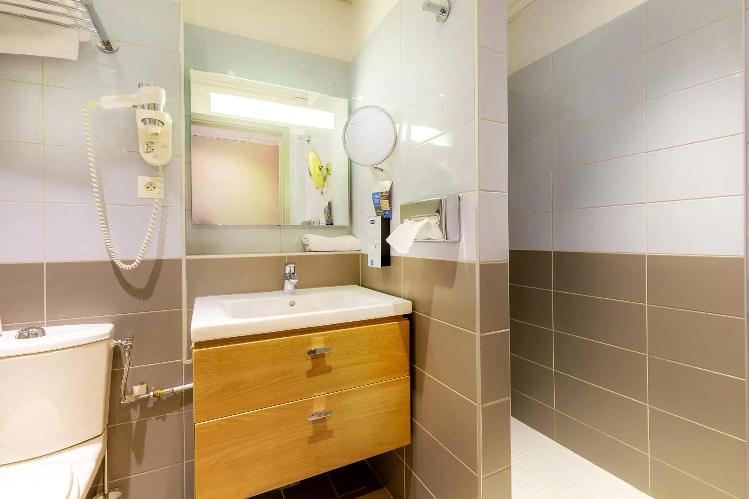 Shower in Kyriad Avignon - Palais des Papes