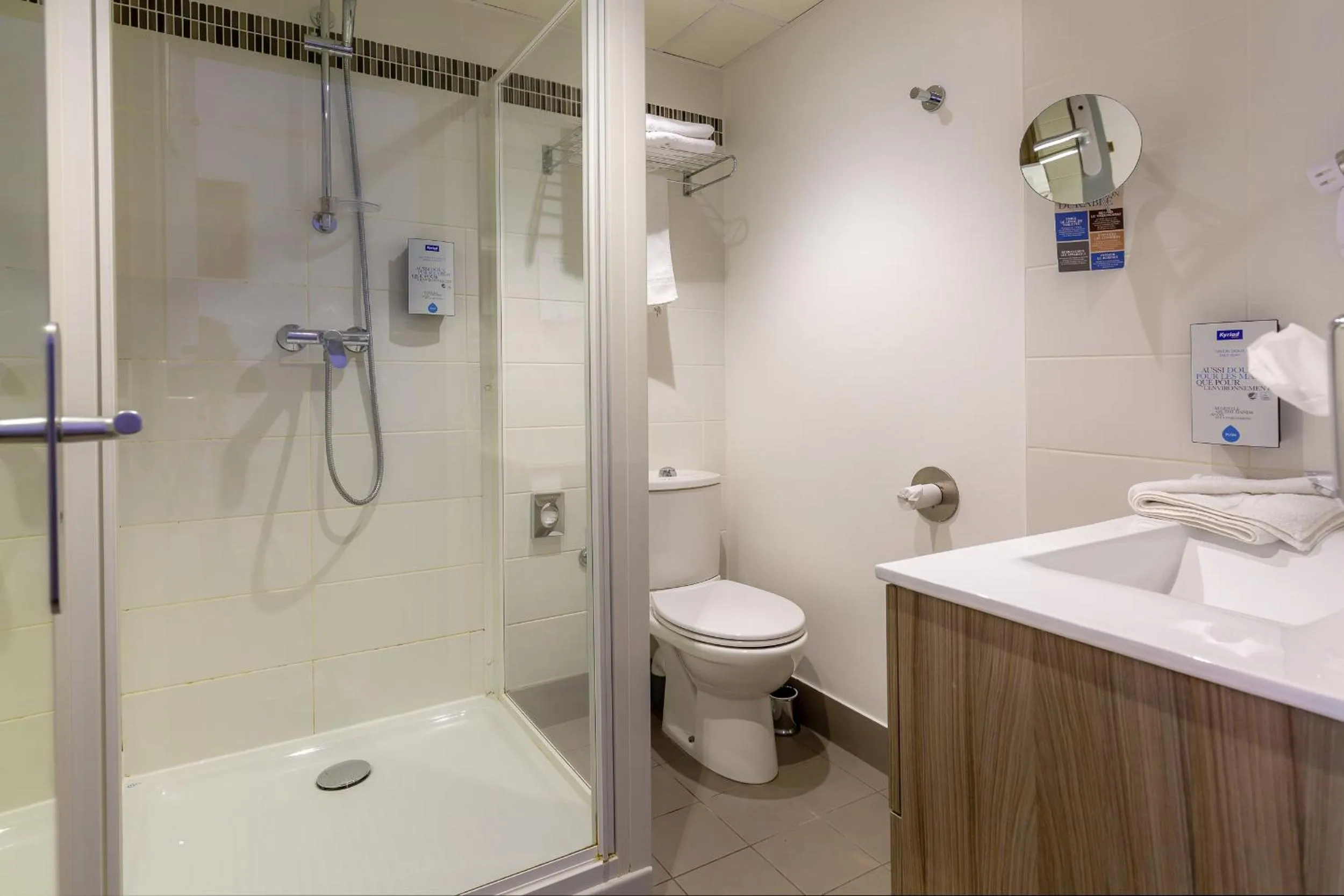 Bathroom in Kyriad Avignon - Palais des Papes