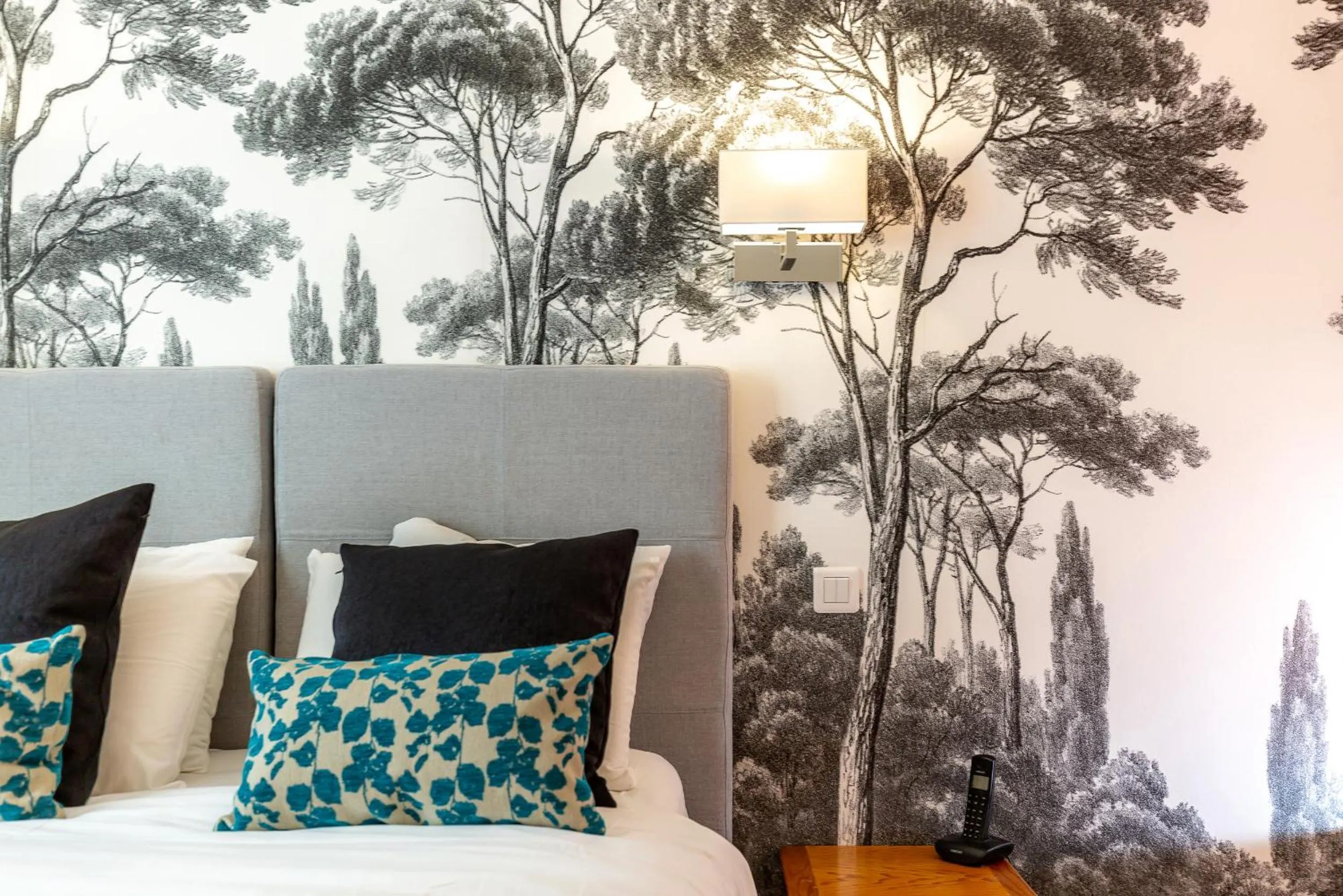 Decorative detail, Bed in Kyriad Avignon - Palais des Papes