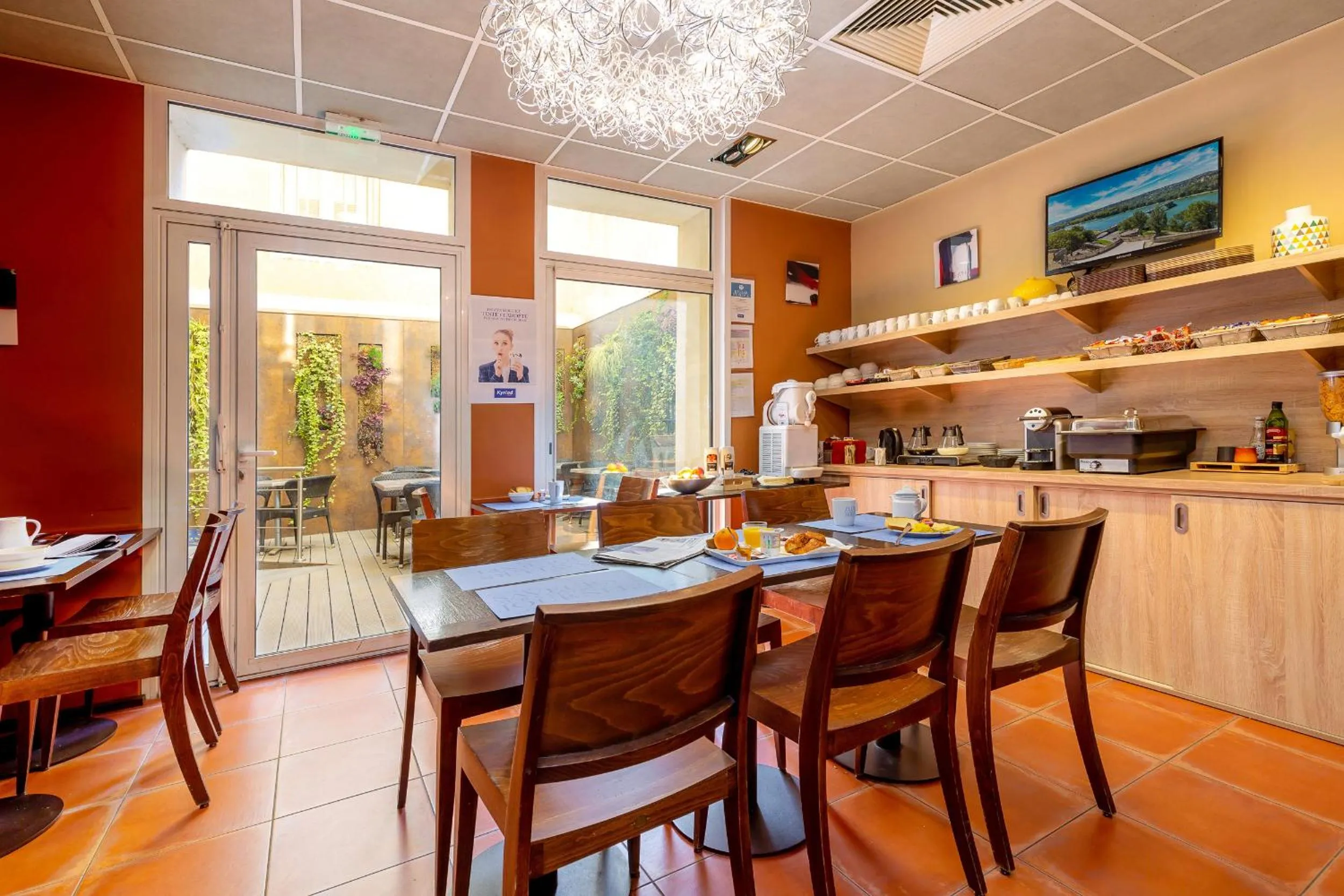 Restaurant/places to eat in Kyriad Avignon - Palais des Papes