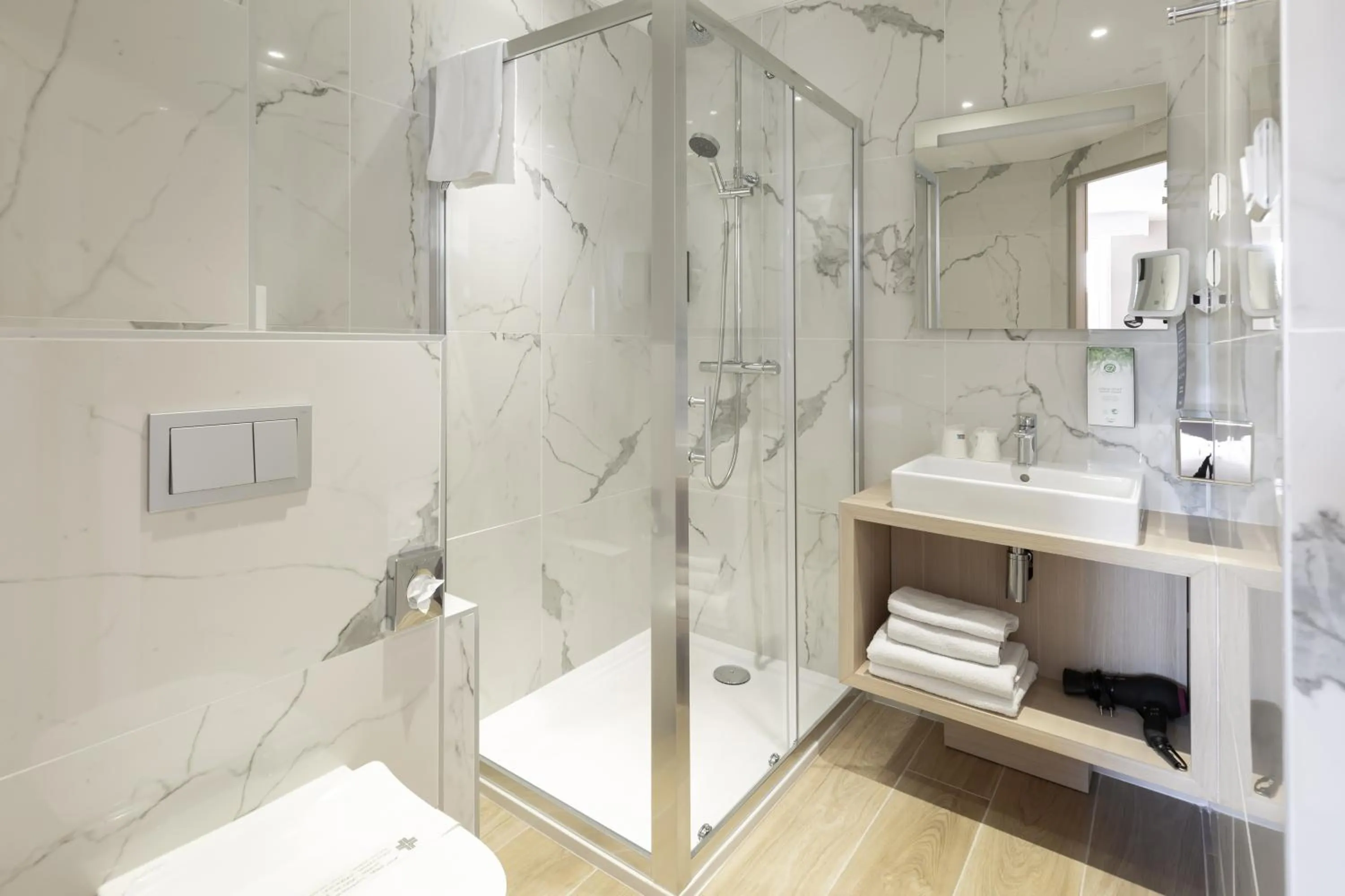 Shower in Kyriad Avignon - Palais des Papes