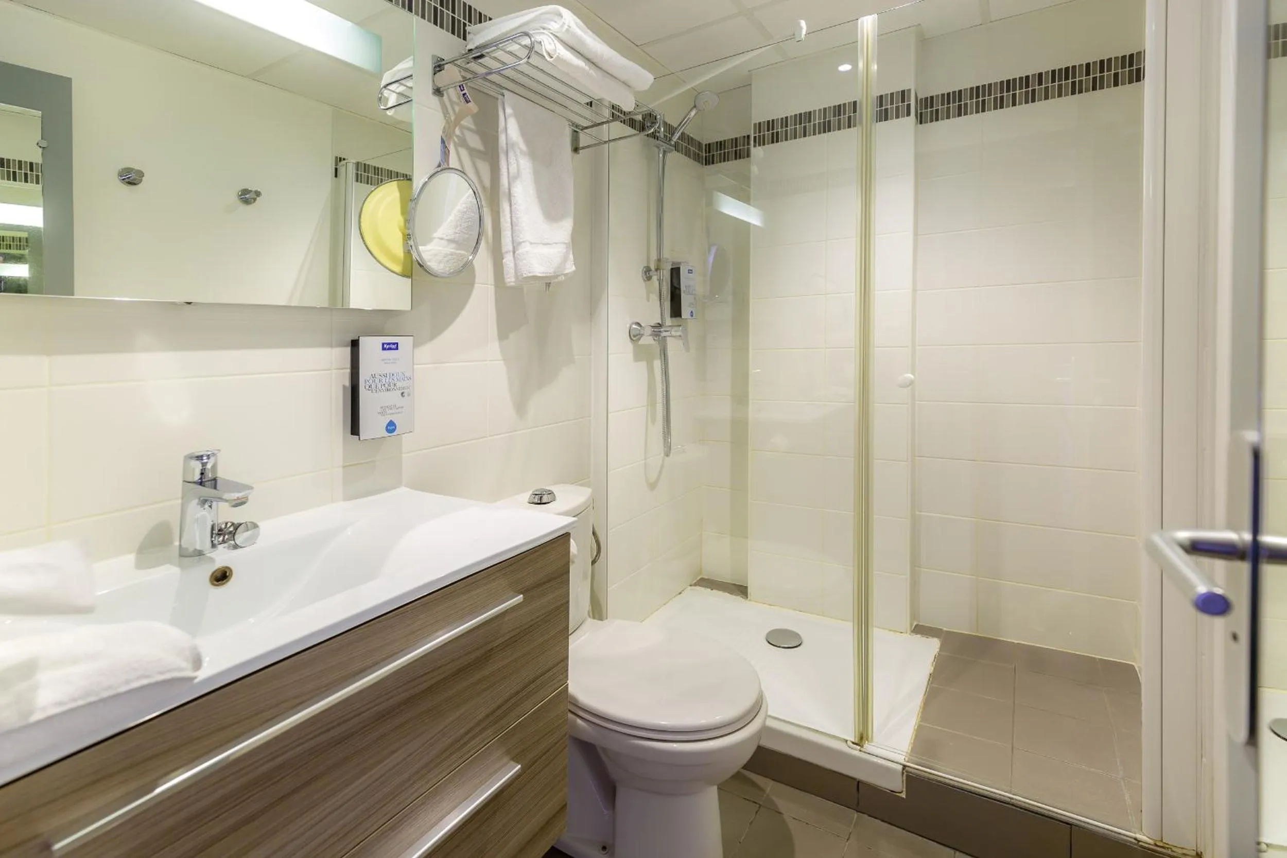 Shower in Kyriad Avignon - Palais des Papes