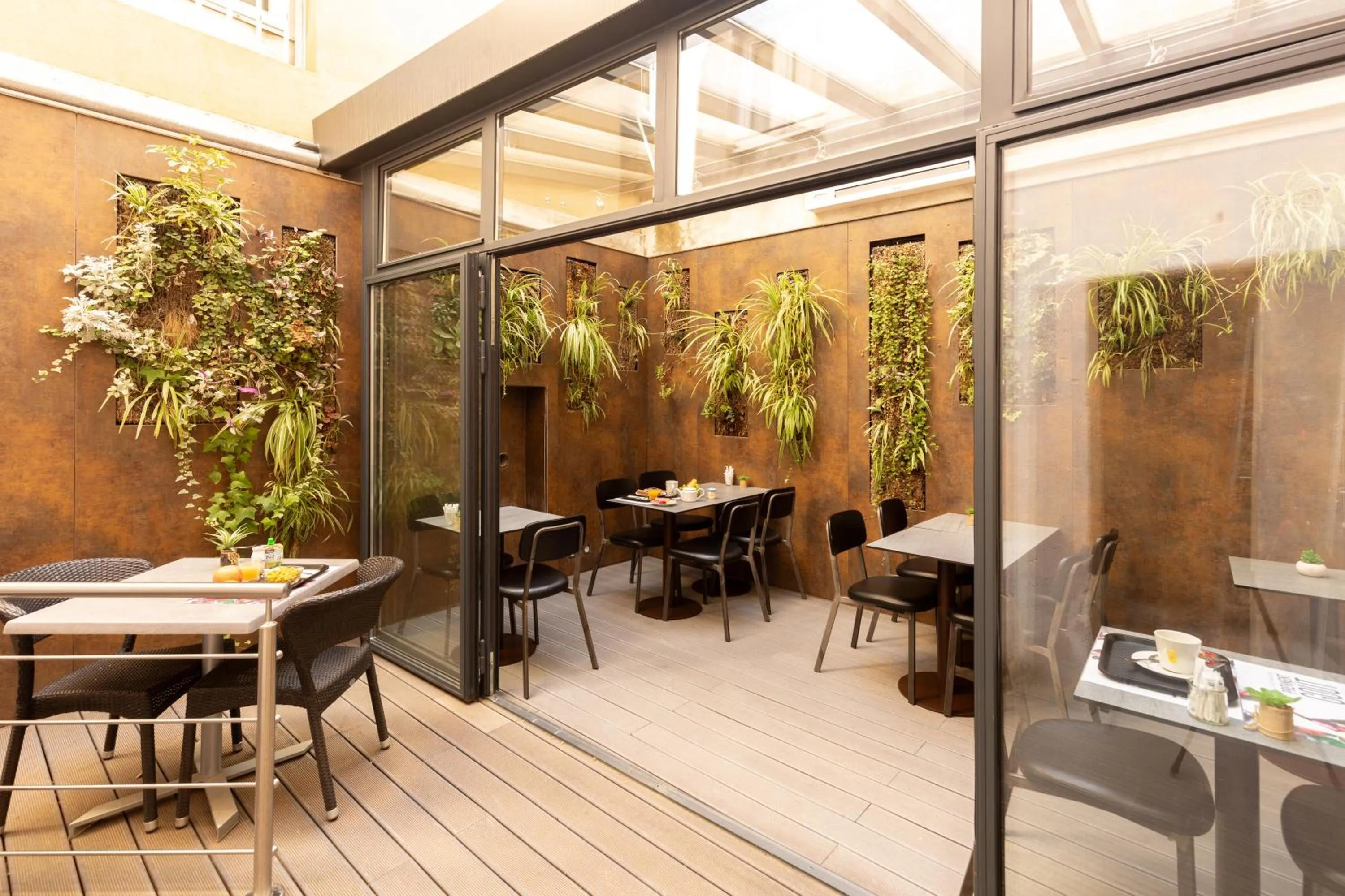 Patio in Kyriad Avignon - Palais des Papes