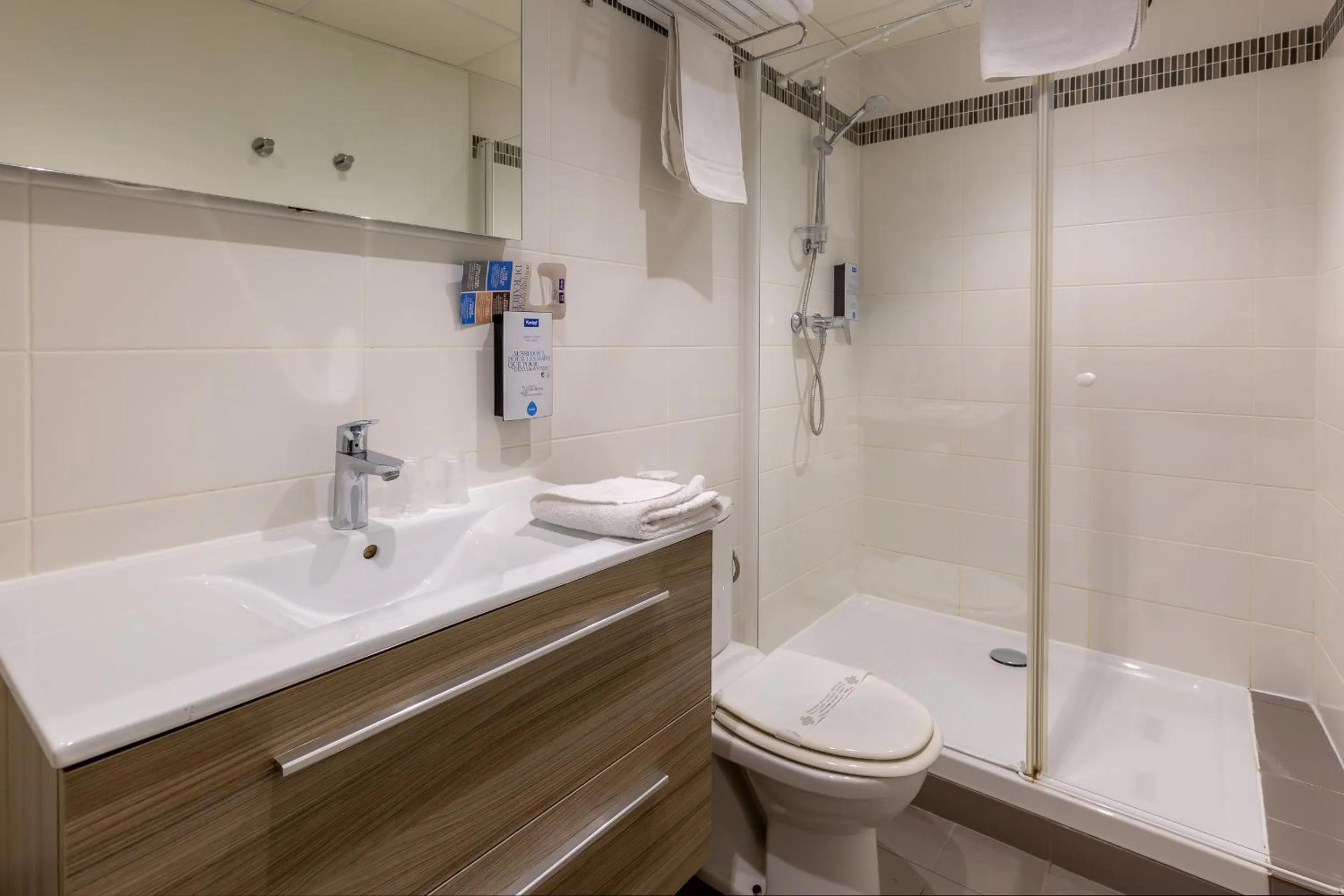 Shower in Kyriad Avignon - Palais des Papes