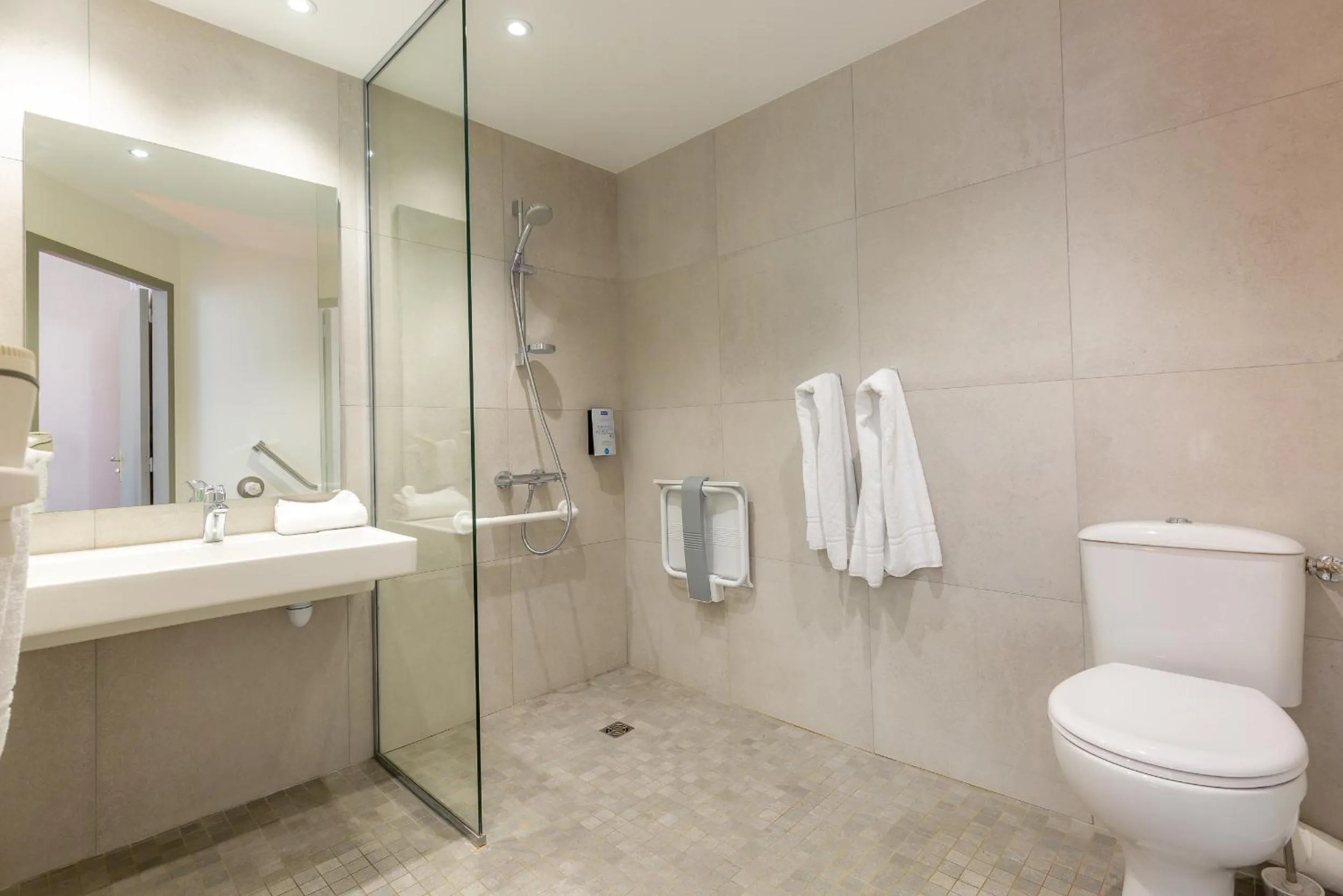 Toilet in Kyriad Avignon - Palais des Papes