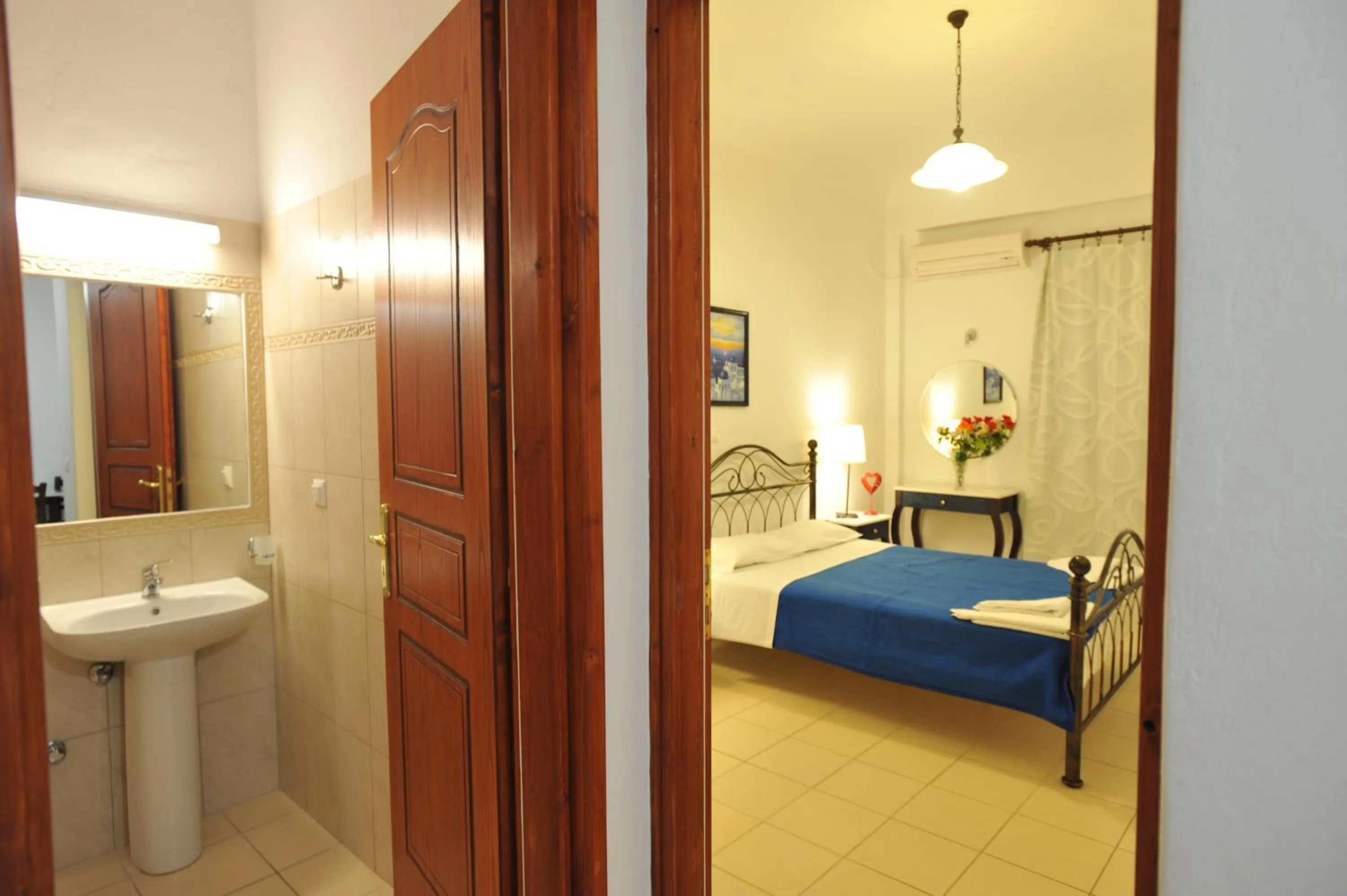 Bathroom, Bed in Sunflower ApartHotel