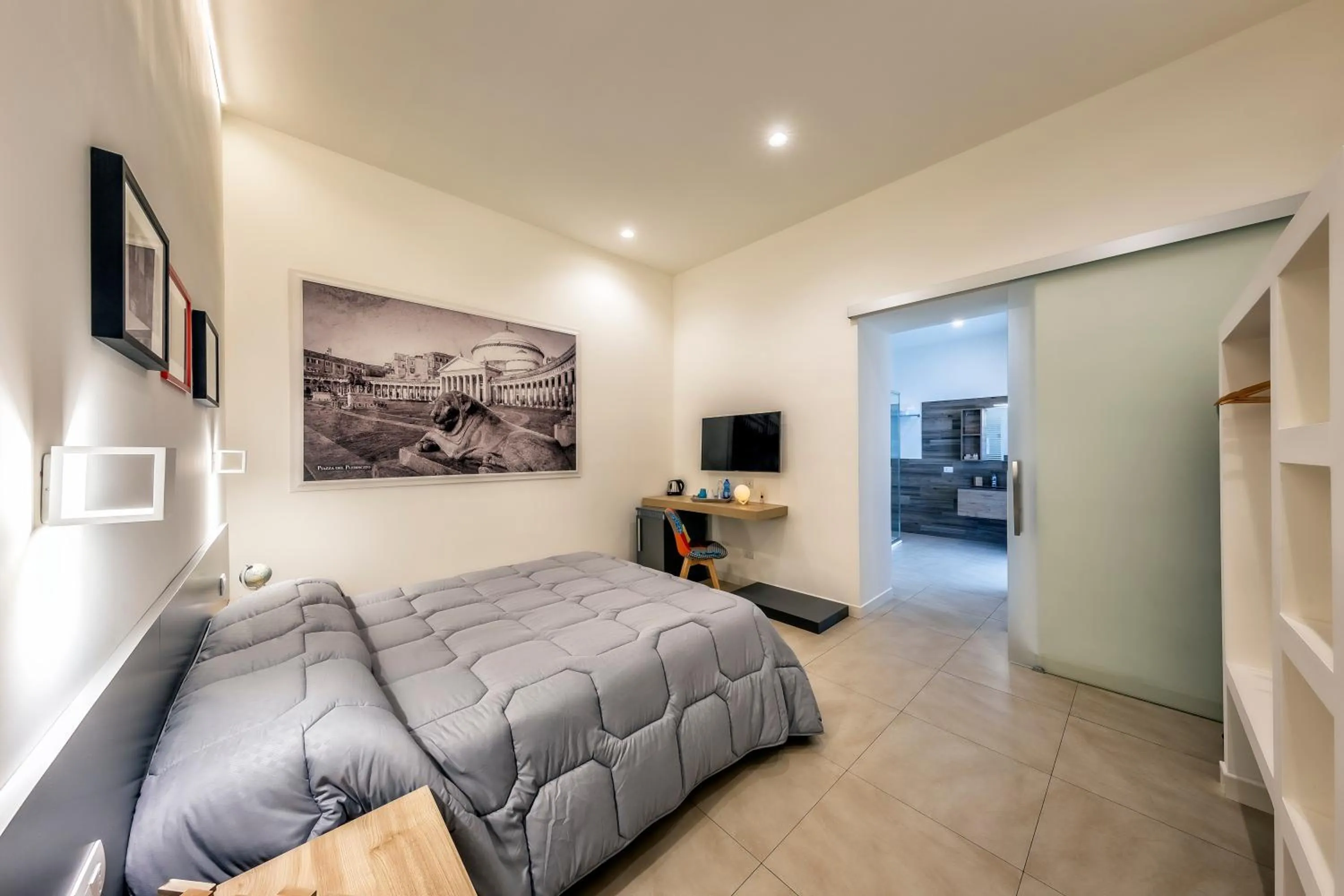 Photo of the whole room, Bed in Napoli Squares Suites