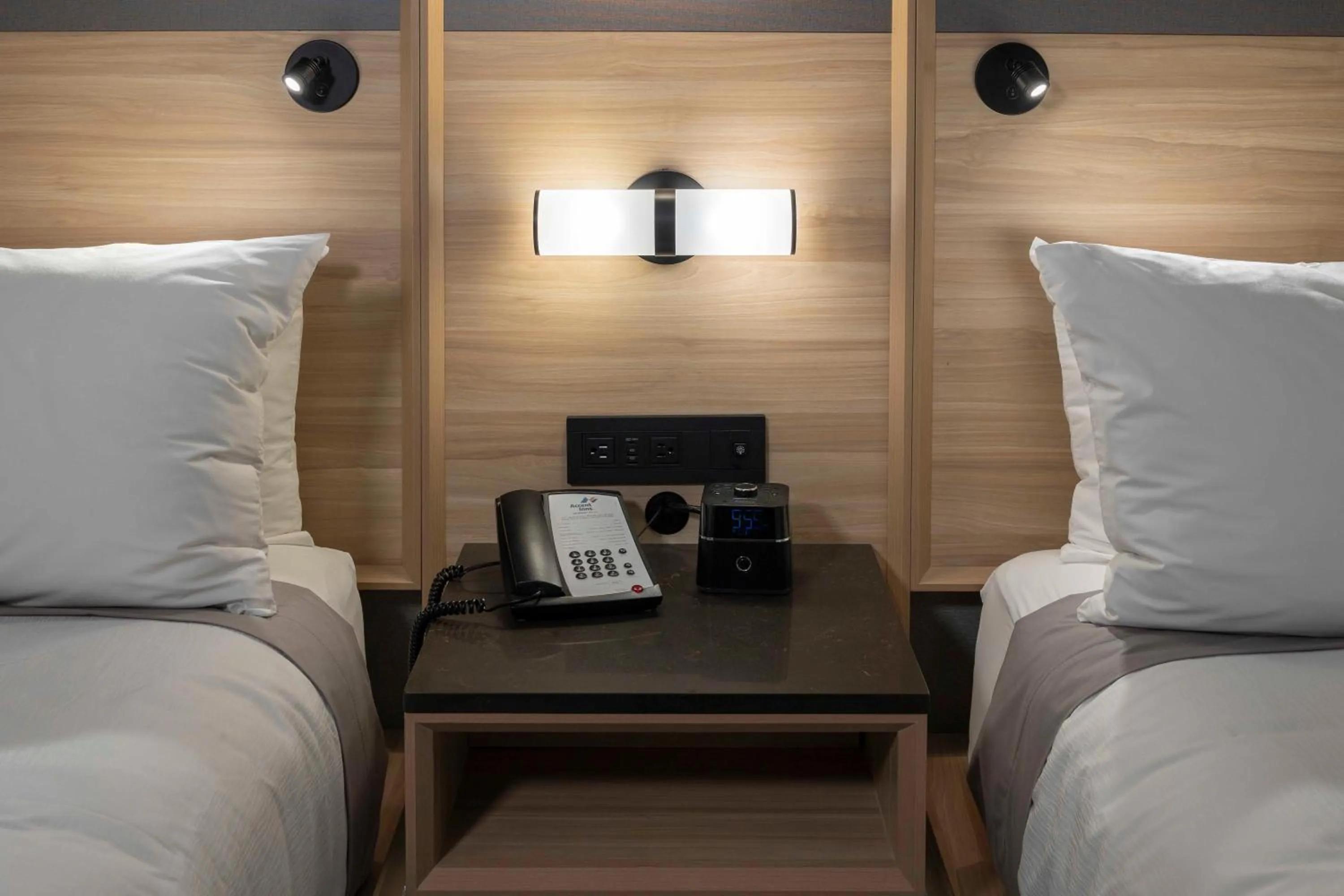 Bedroom, Bed in Accent Inns Victoria