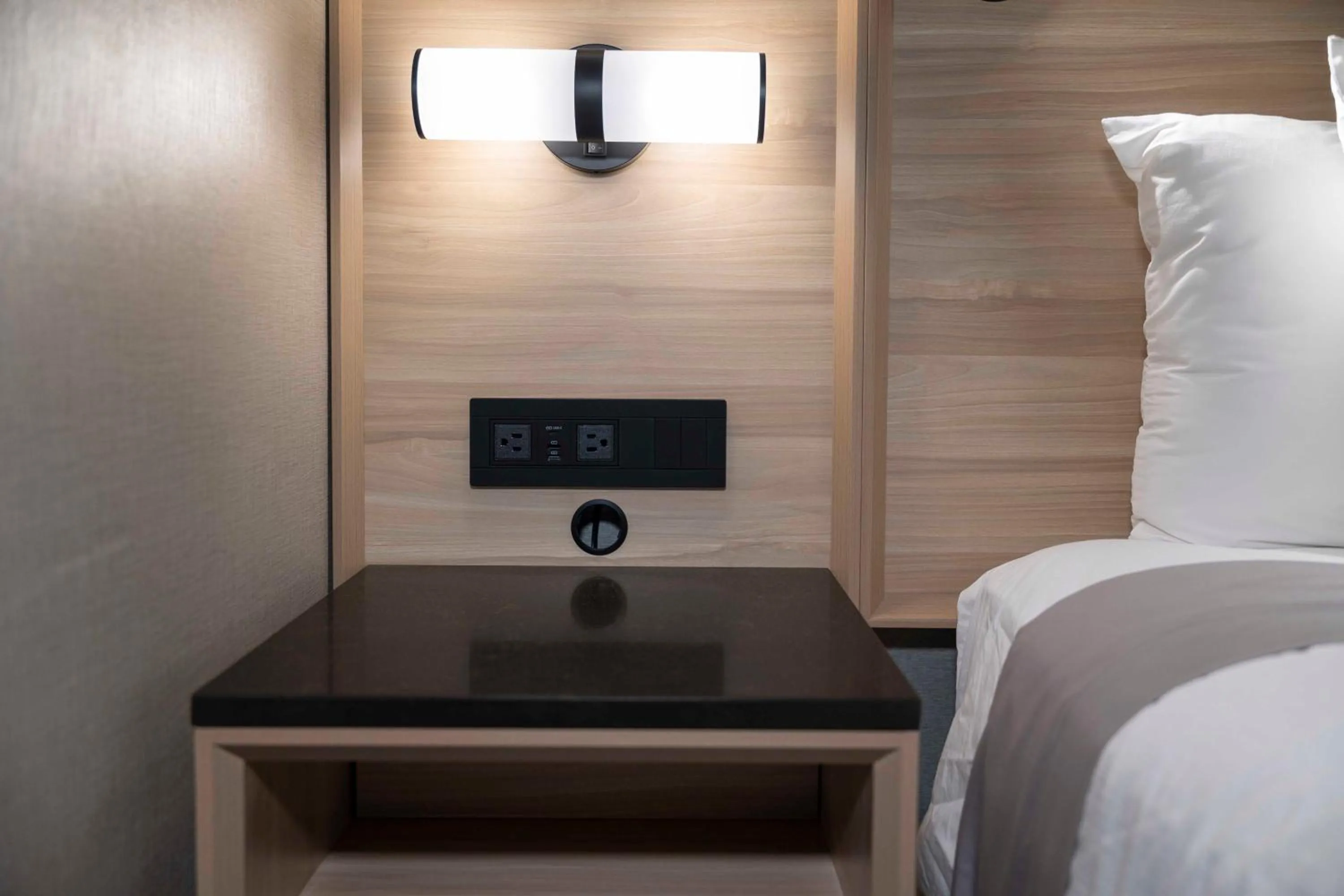 Bedroom, Bed in Accent Inns Victoria