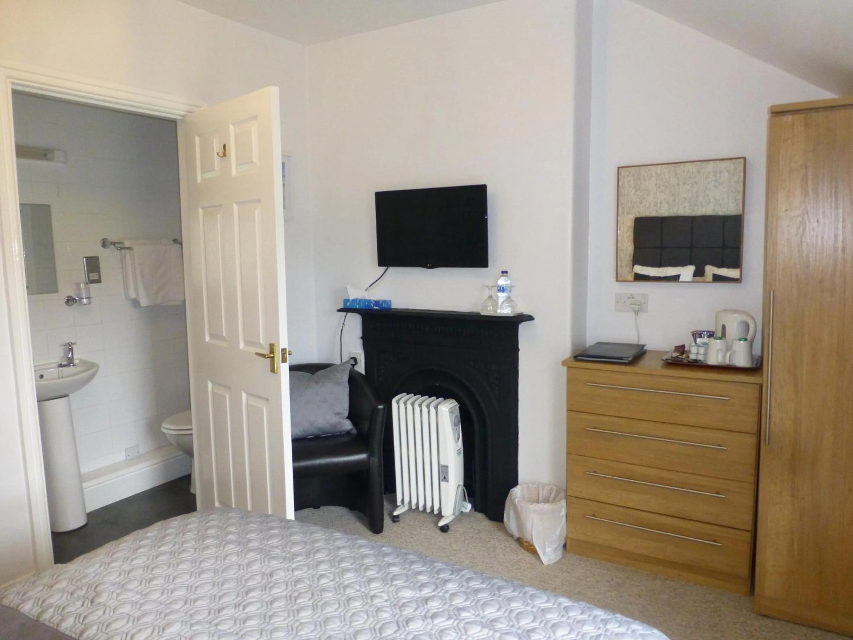 Bedroom, Bed in Bryn Derwen Guest House