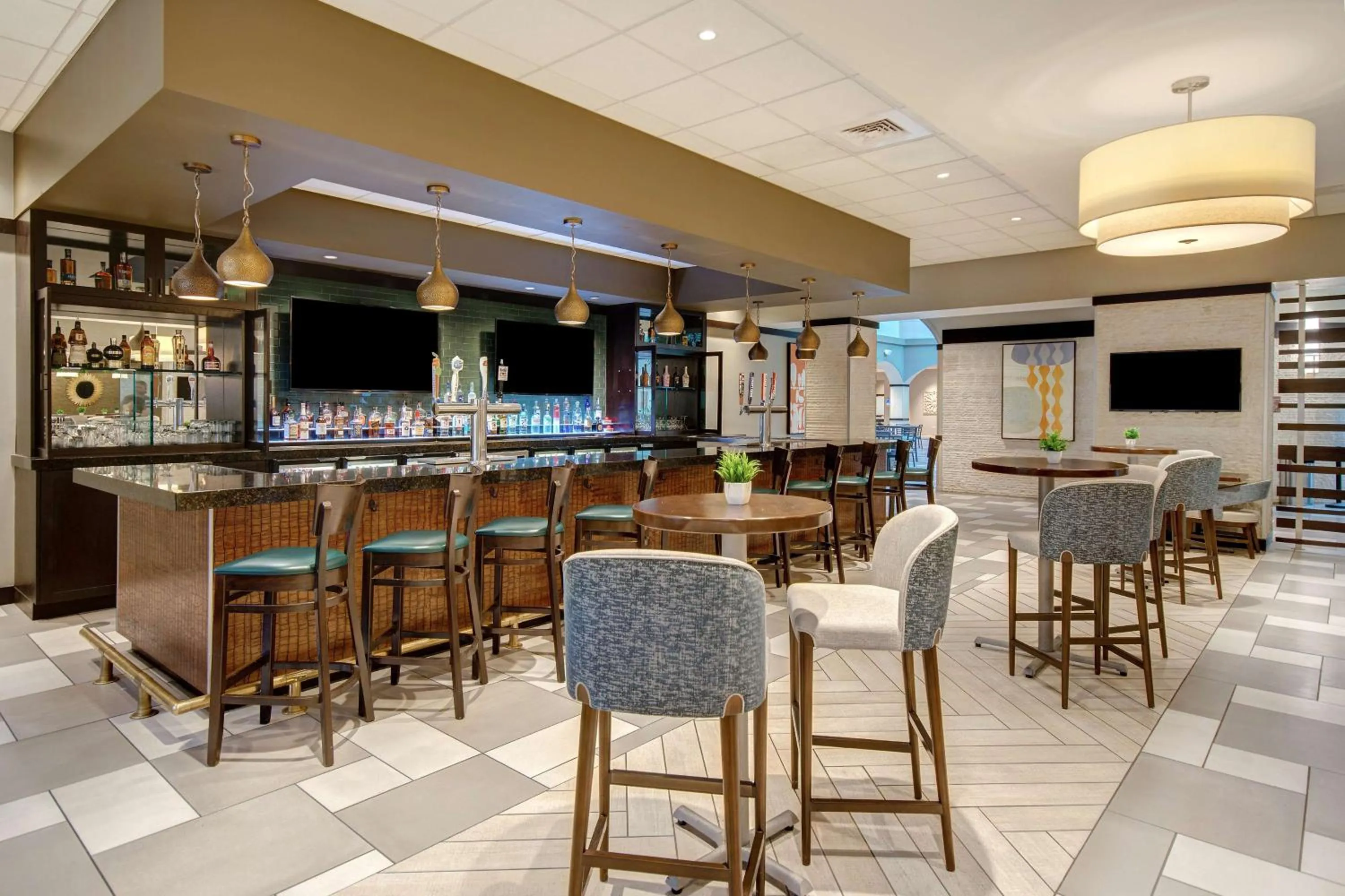 Lounge or bar in Embassy Suites by Hilton Jacksonville Baymeadows