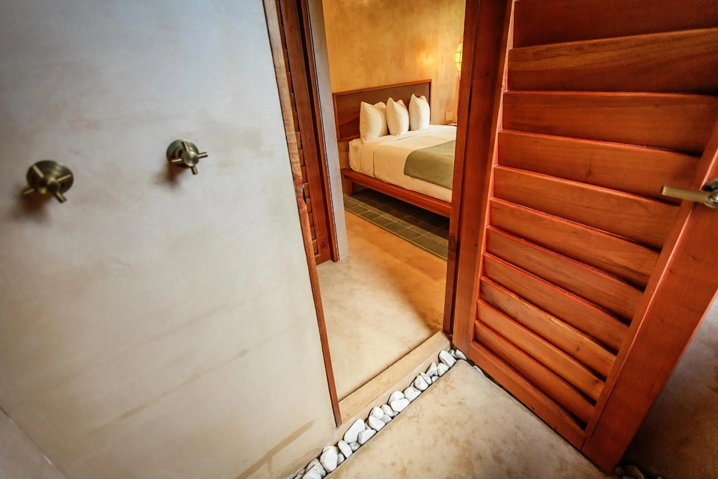 Shower, Bed in Hotel Carolina Bacalar