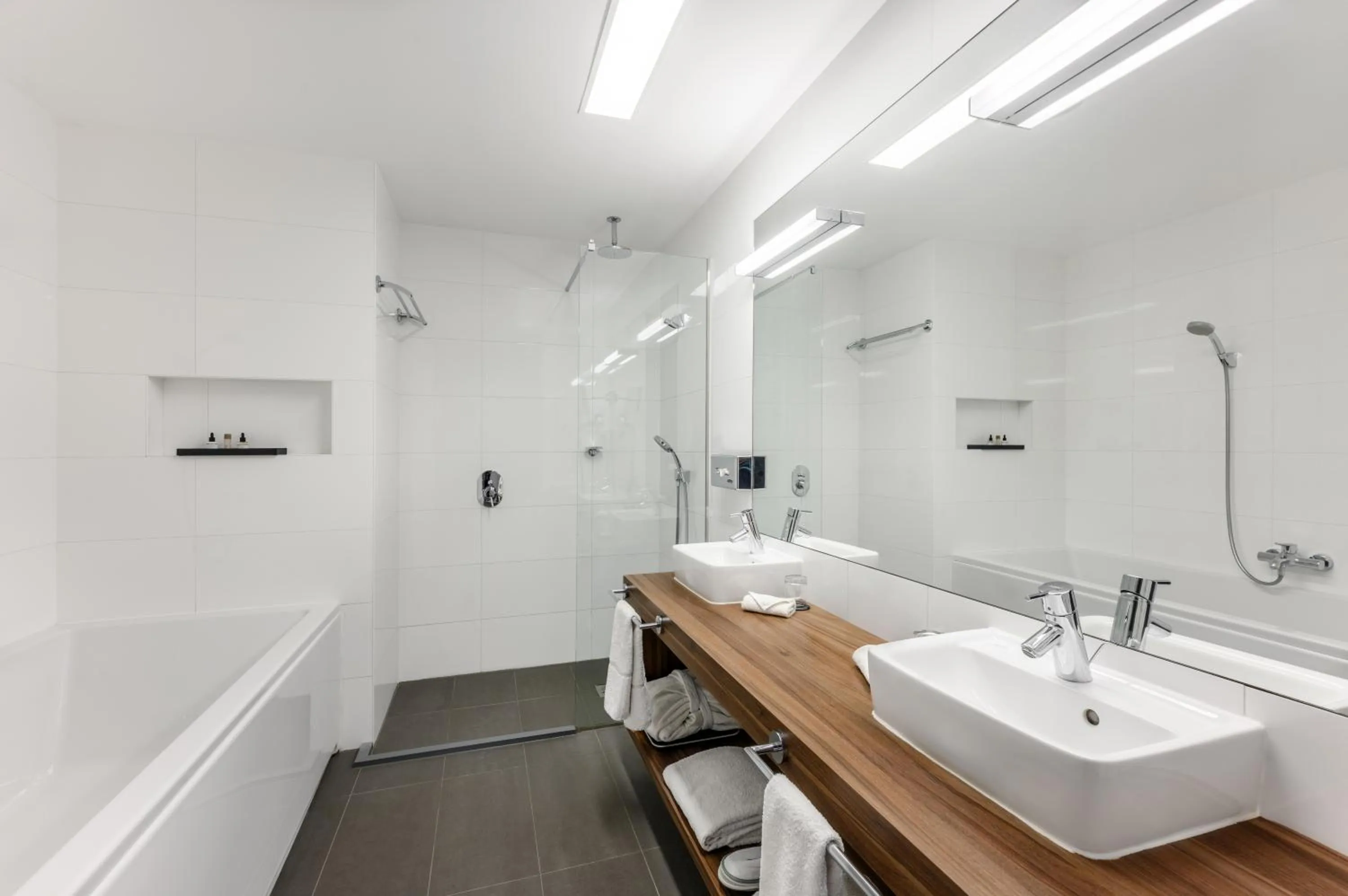 Shower in Nemzeti Hotel Budapest - MGallery Collection