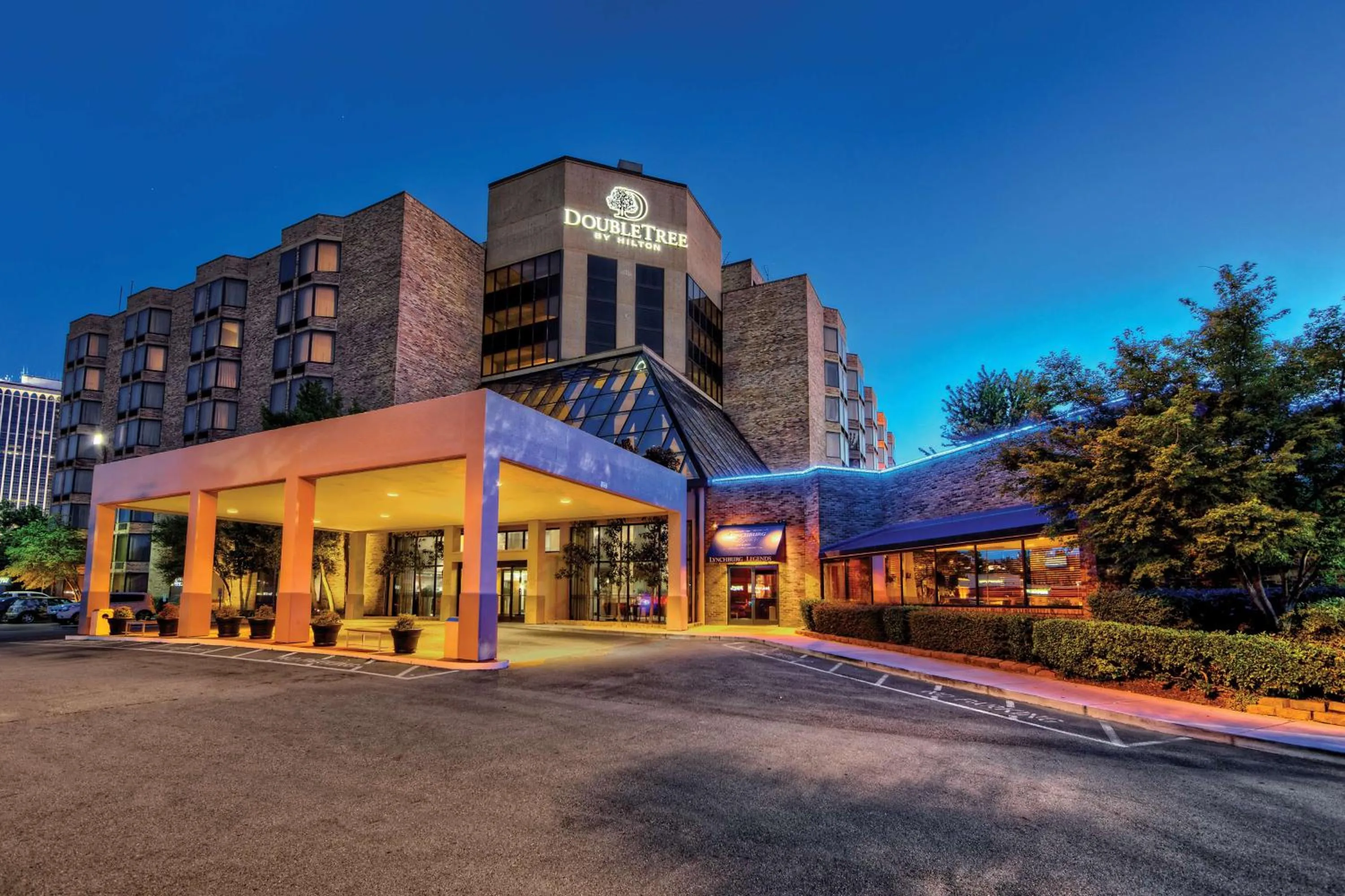 Property building in DoubleTree by Hilton Memphis