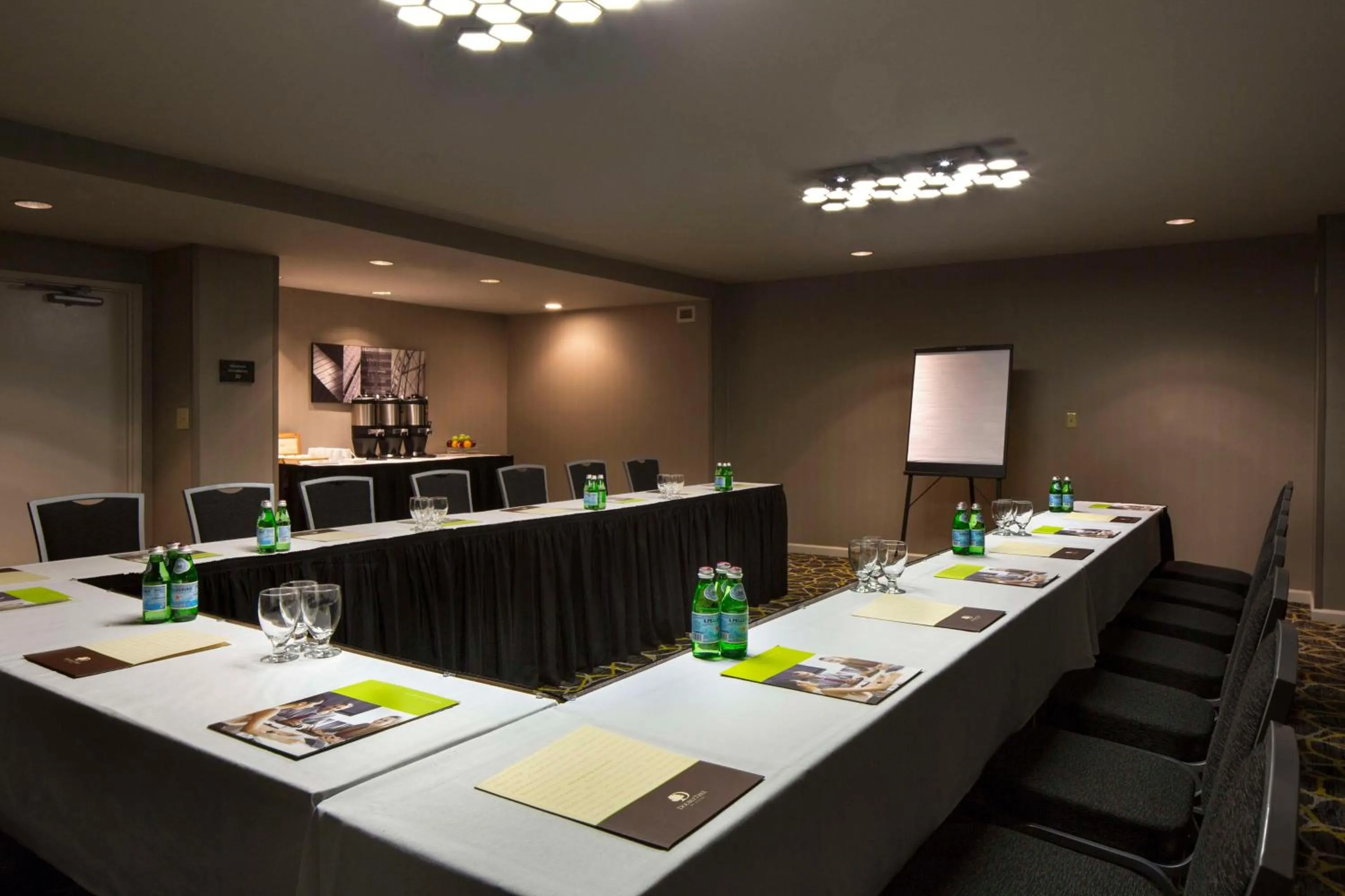 Meeting/conference room in DoubleTree by Hilton Newark-Fremont