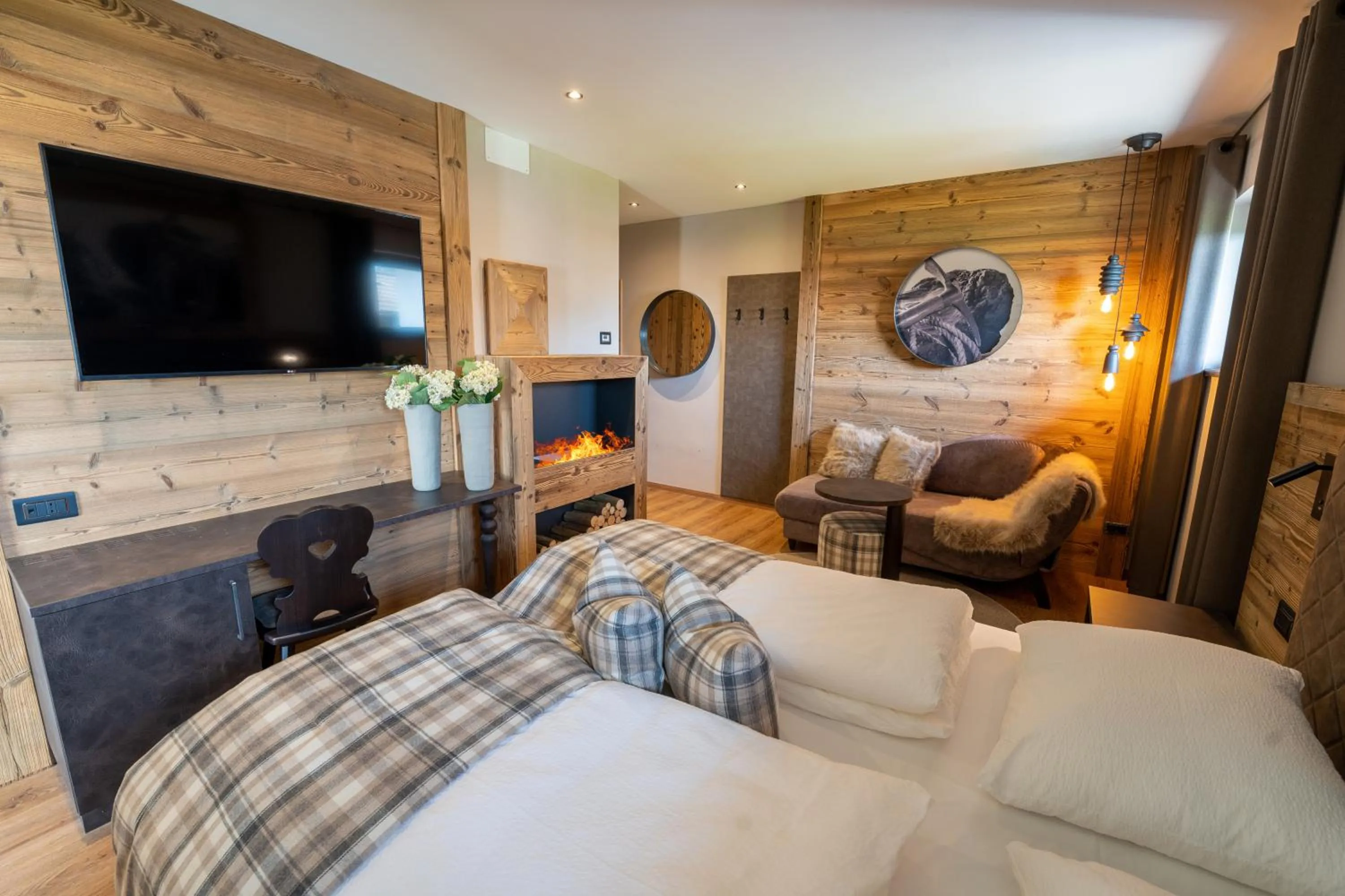 Living room, Bed in Hotel Alpenrose Wellness