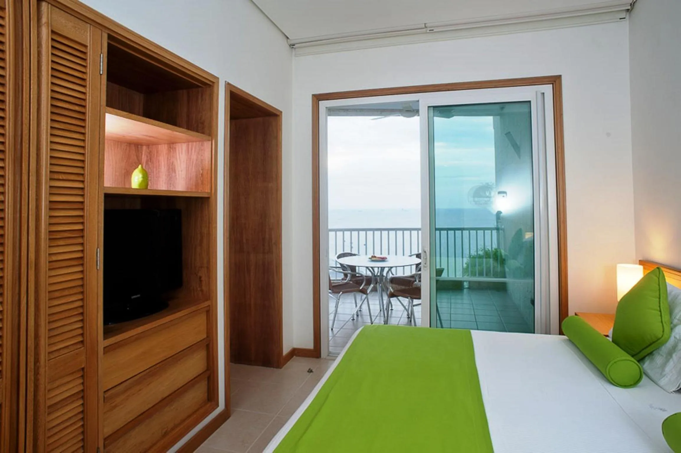 Day, Bed in Hotel Irotama del Mar