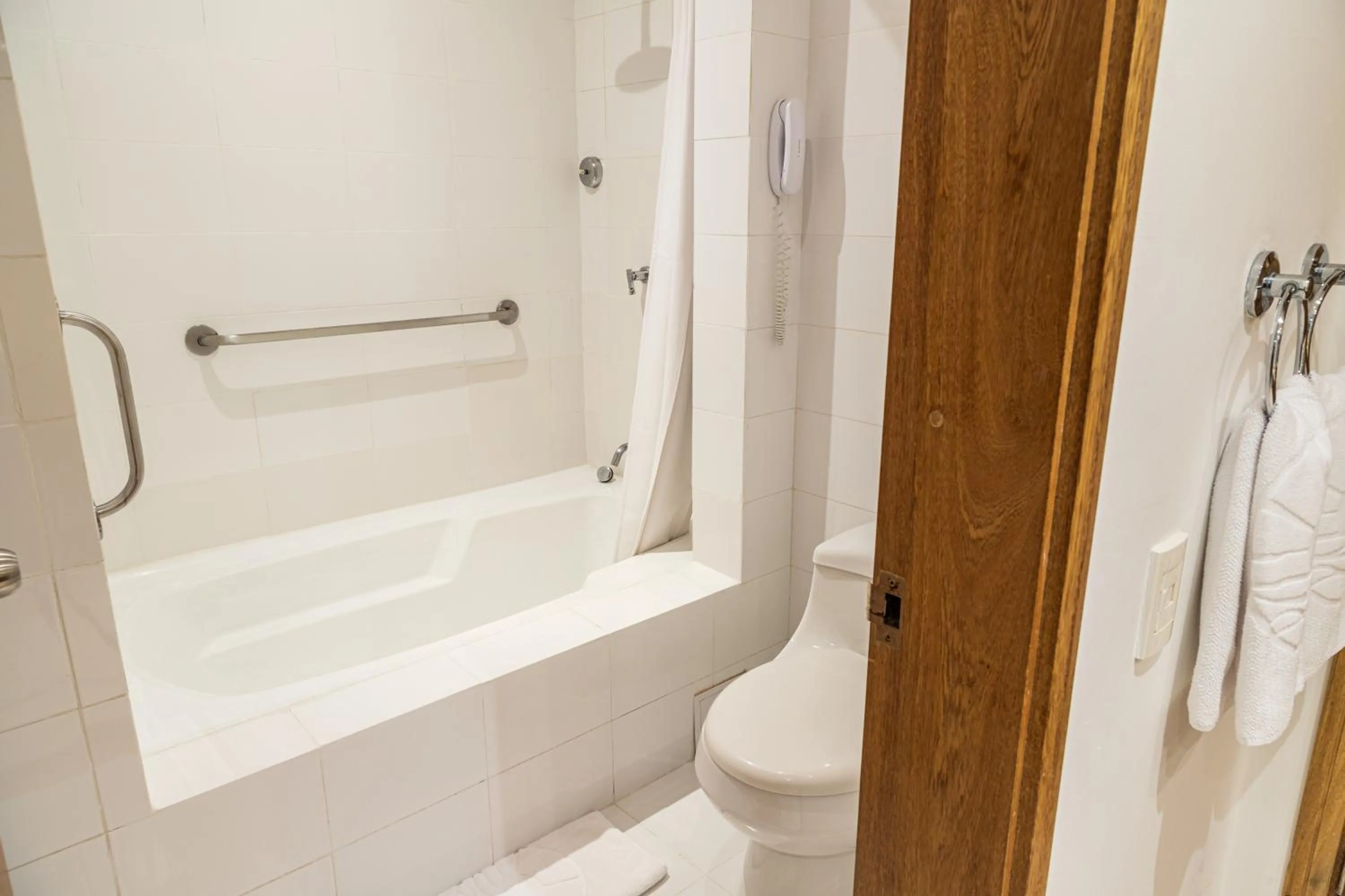 Shower in Hotel Irotama del Mar