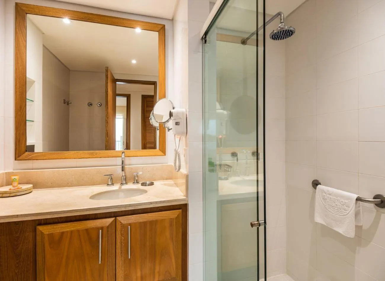 Shower in Hotel Irotama del Mar