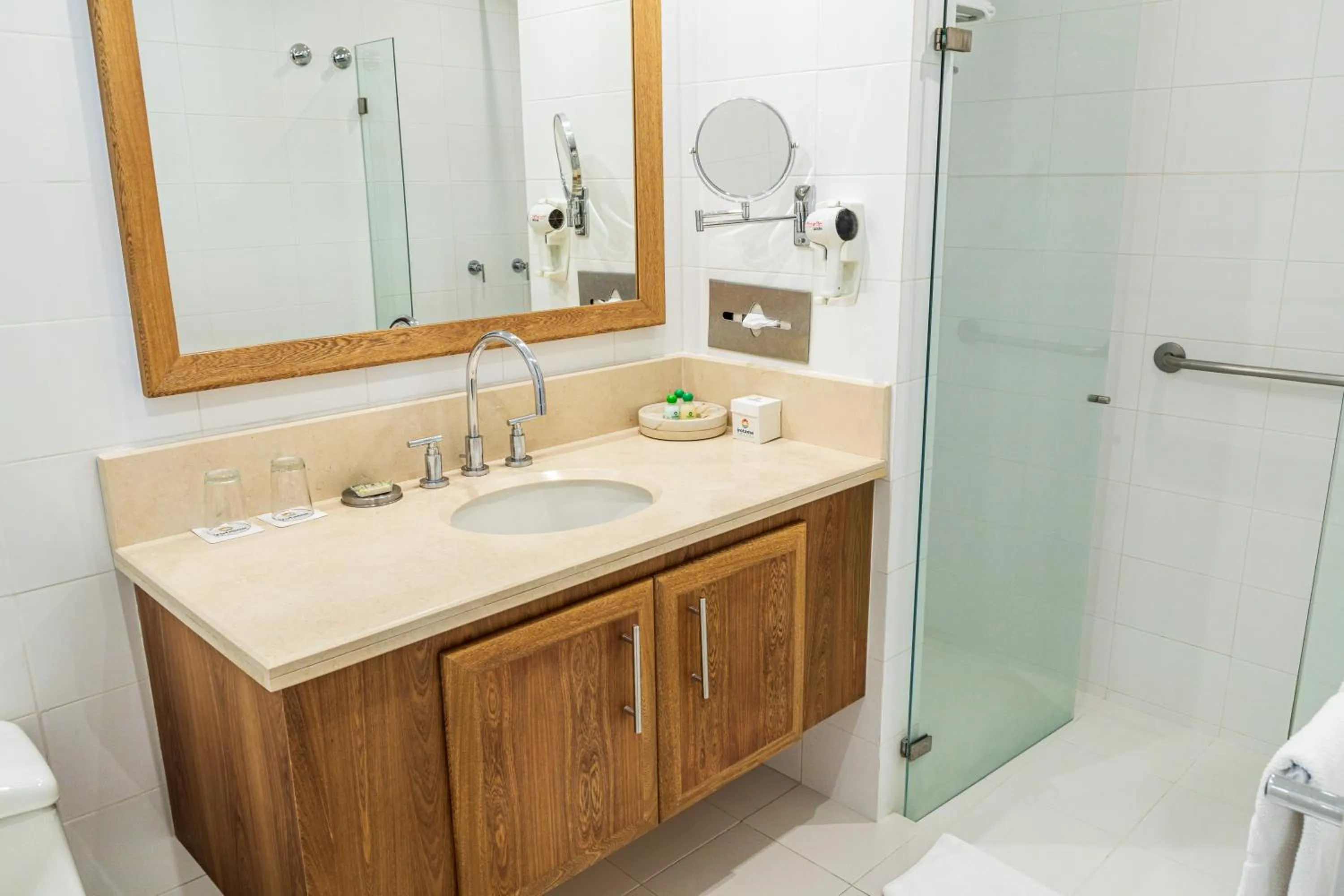 Shower in Hotel Irotama del Mar