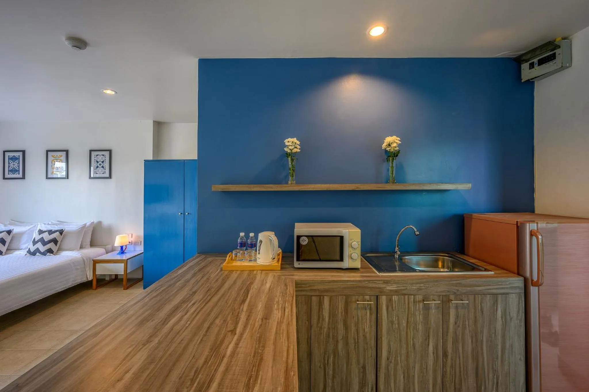 Kitchen or kitchenette, Bed in Maikhao Hotel, Phuket