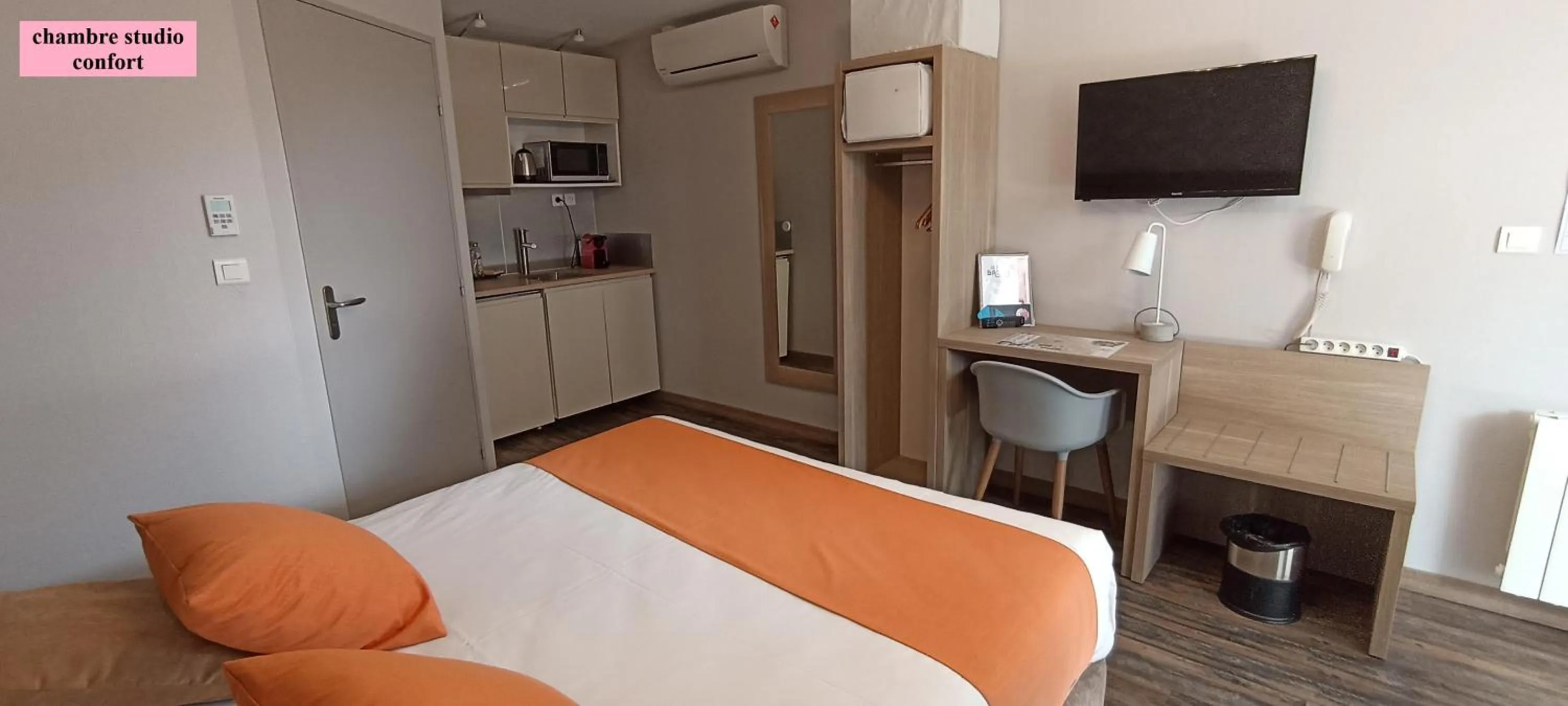 Photo of the whole room, Bed in Hôtel Le Clos Badan