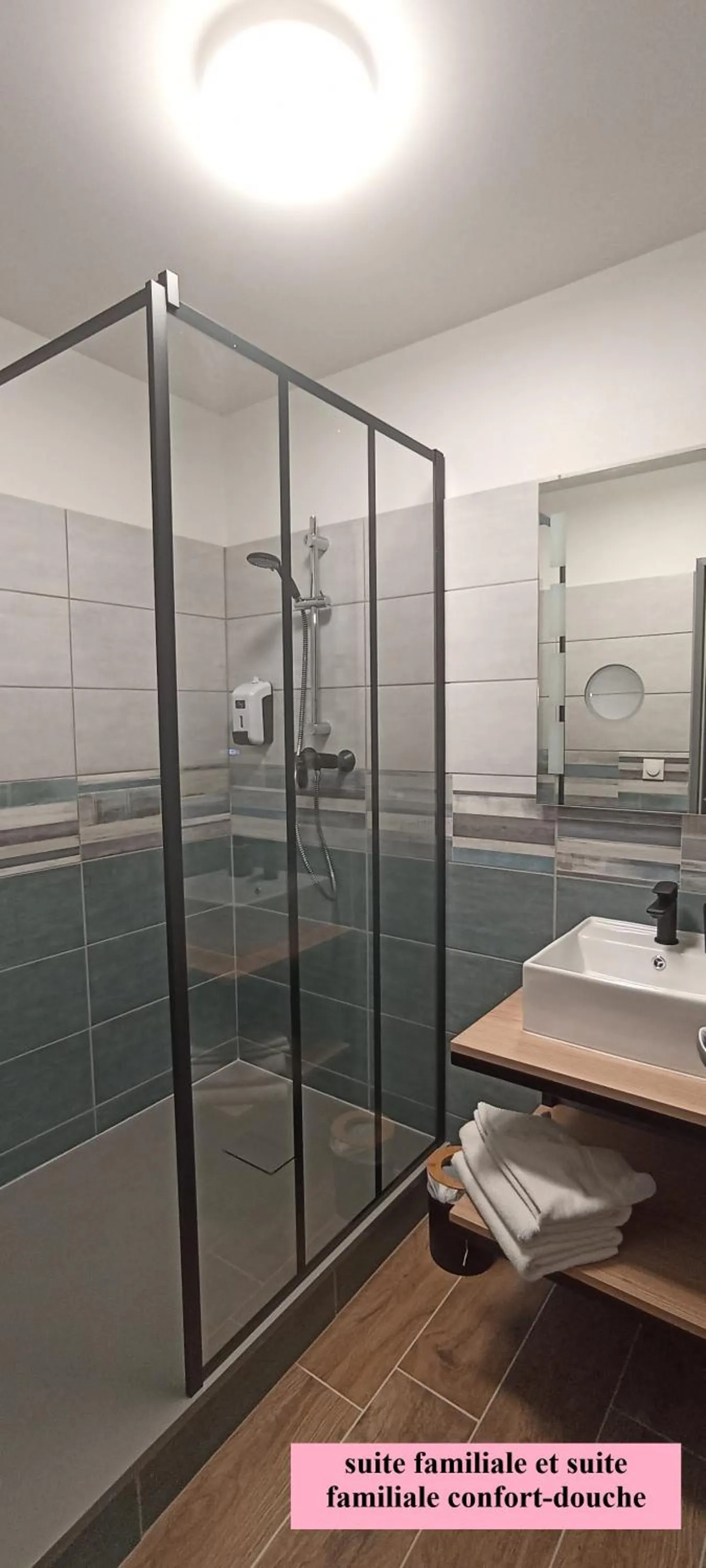 Shower in Hôtel Le Clos Badan