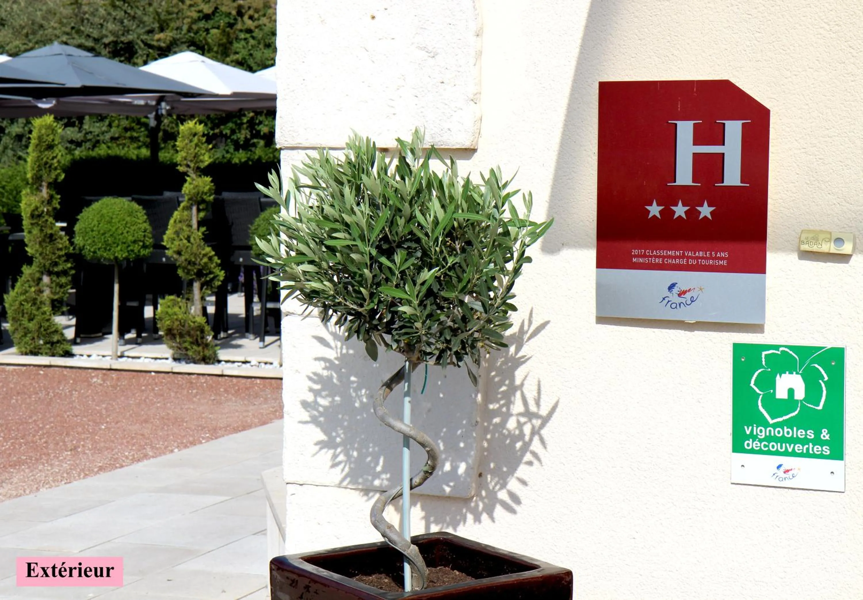 Logo/Certificate/Sign in Hôtel Le Clos Badan