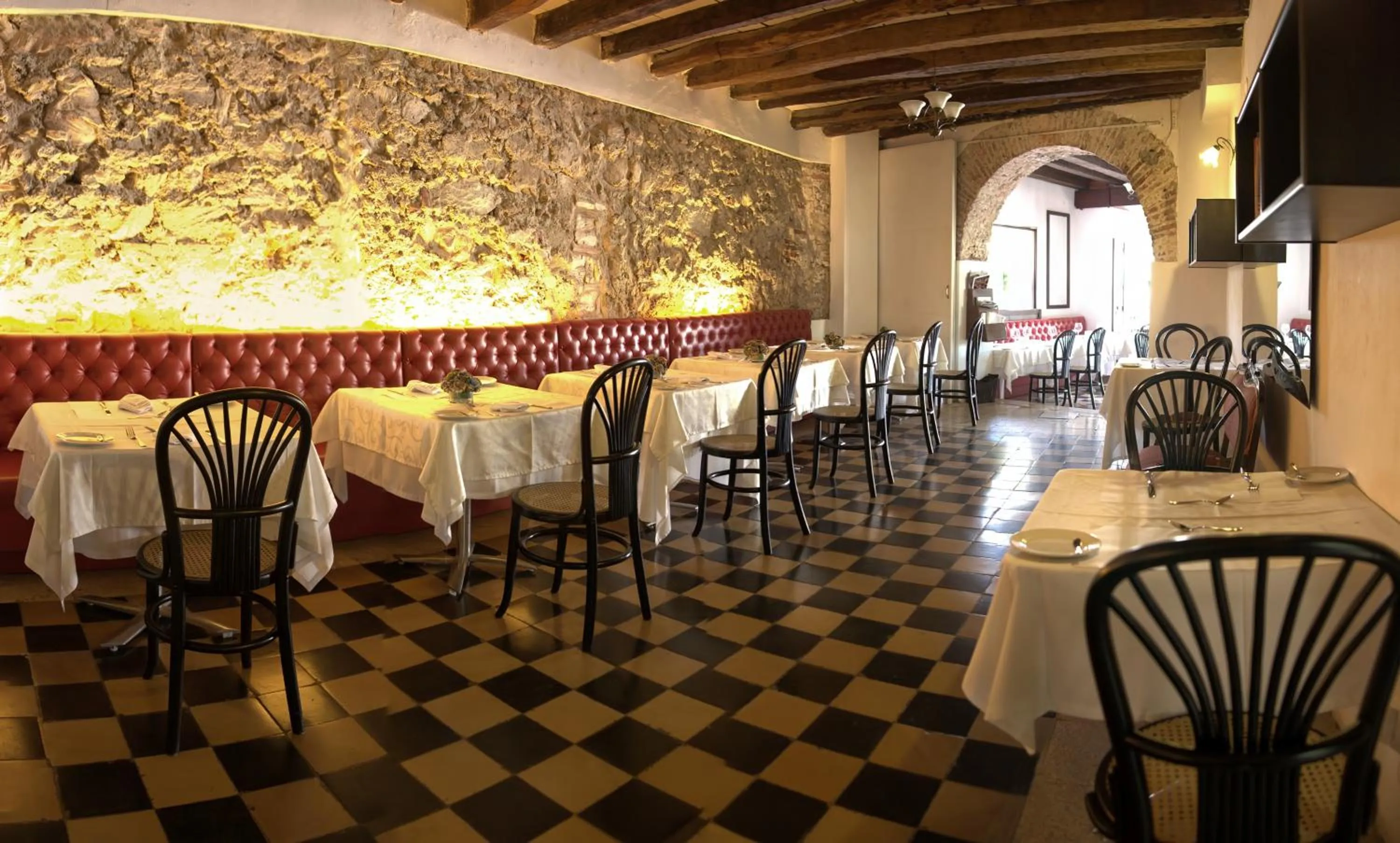 Restaurant/places to eat in Hotel Monterrey