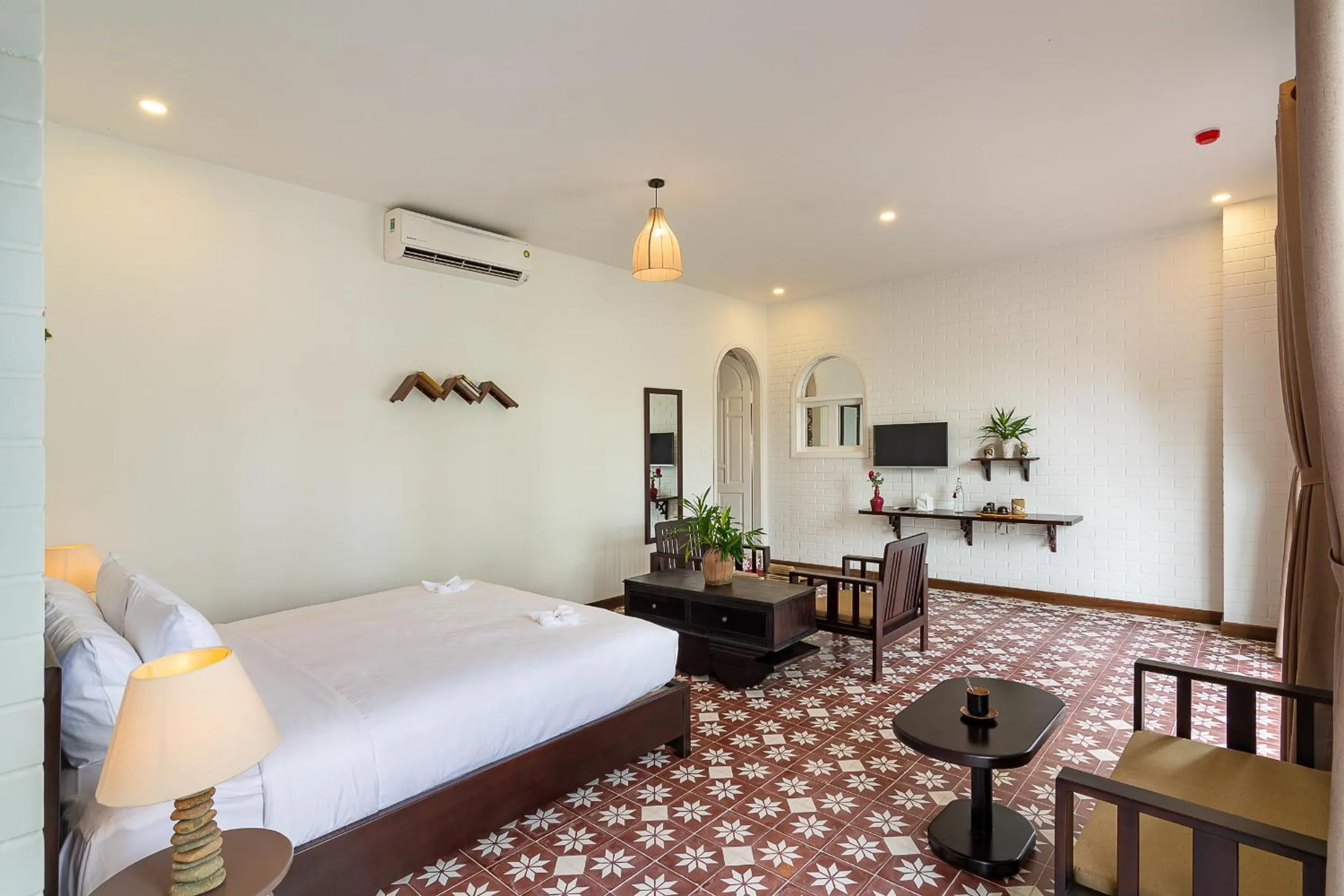 Bedroom, Bed in Blooms Boutique Village