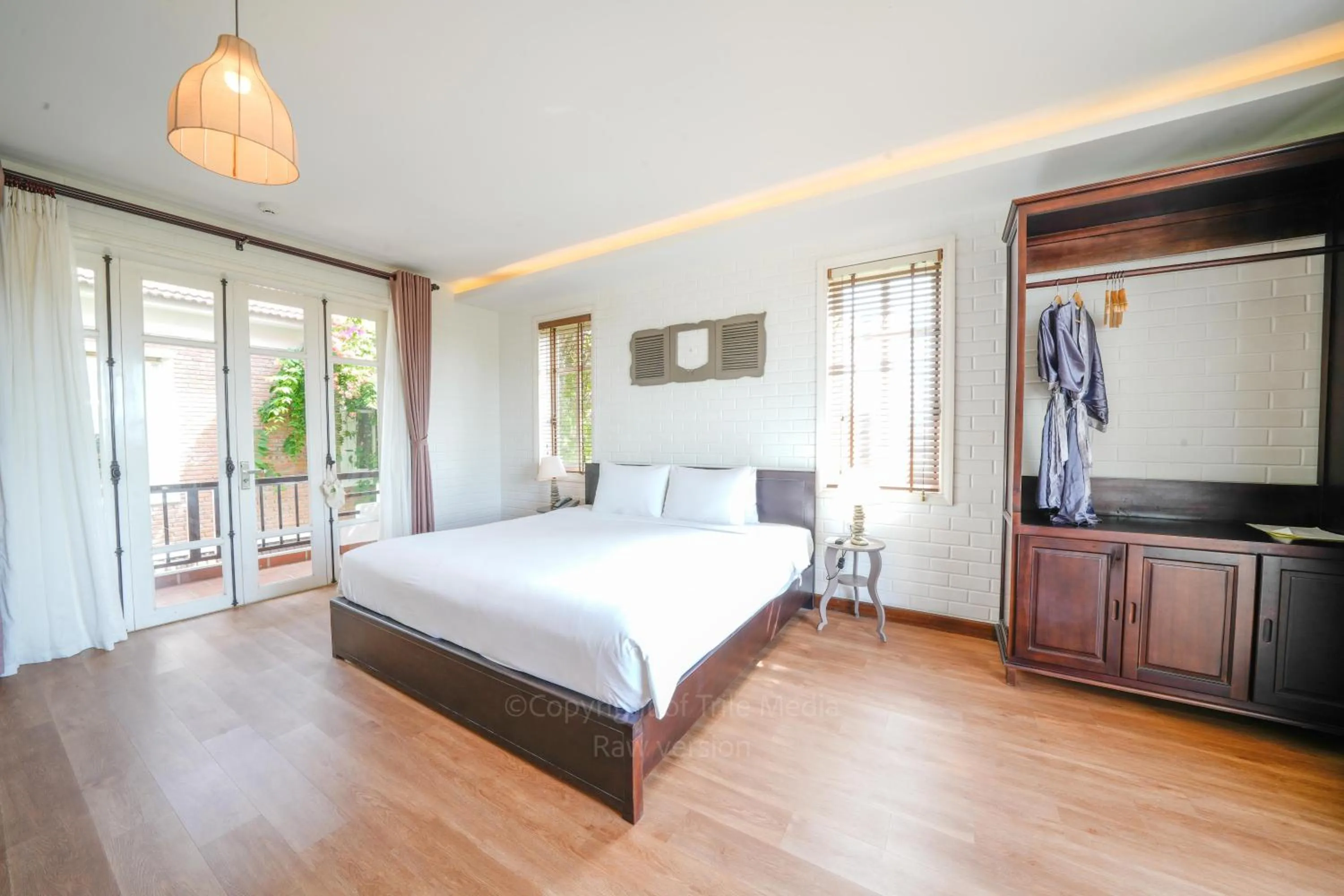 Bedroom, Bed in Blooms Boutique Village