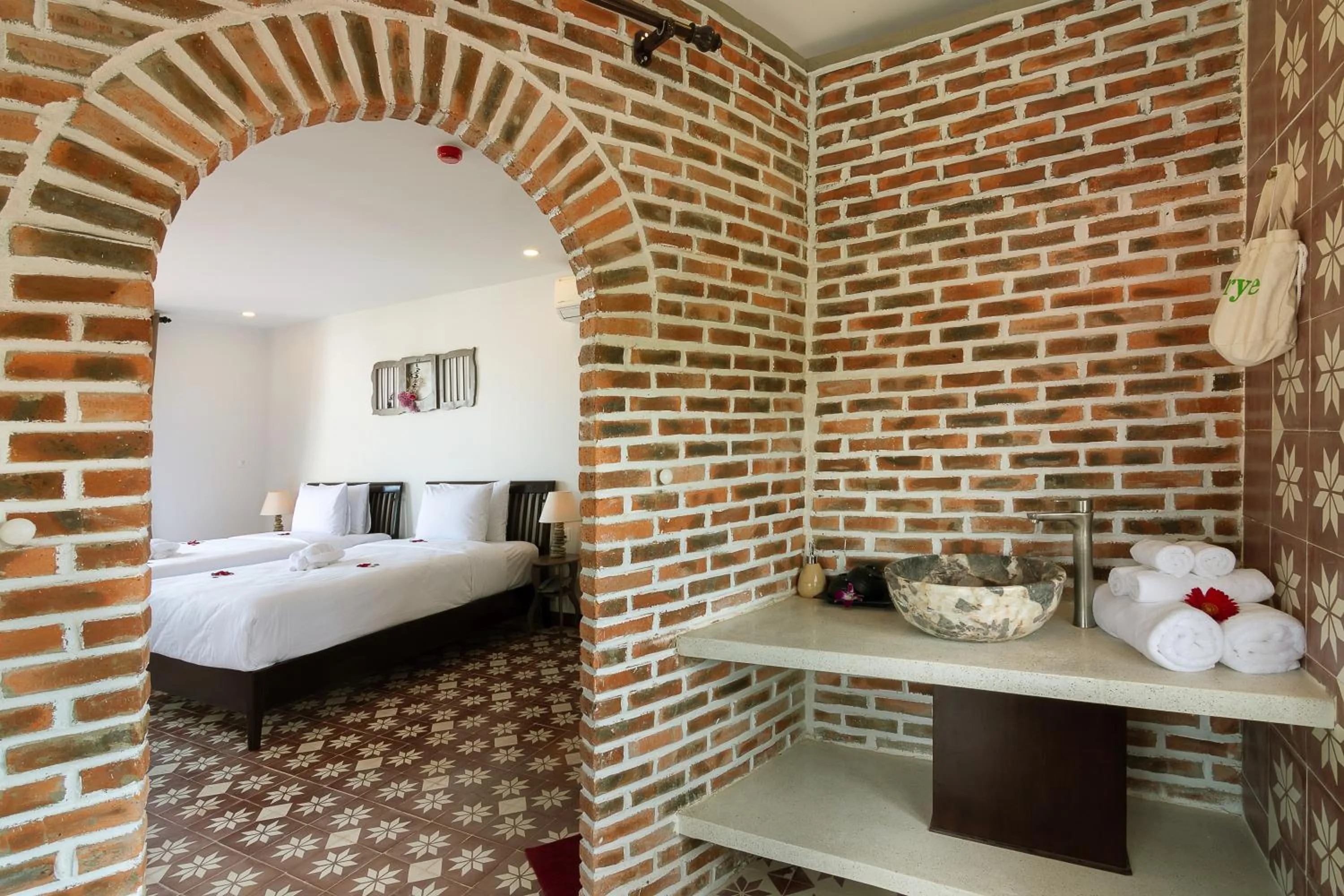 Bathroom, Bed in Blooms Boutique Village