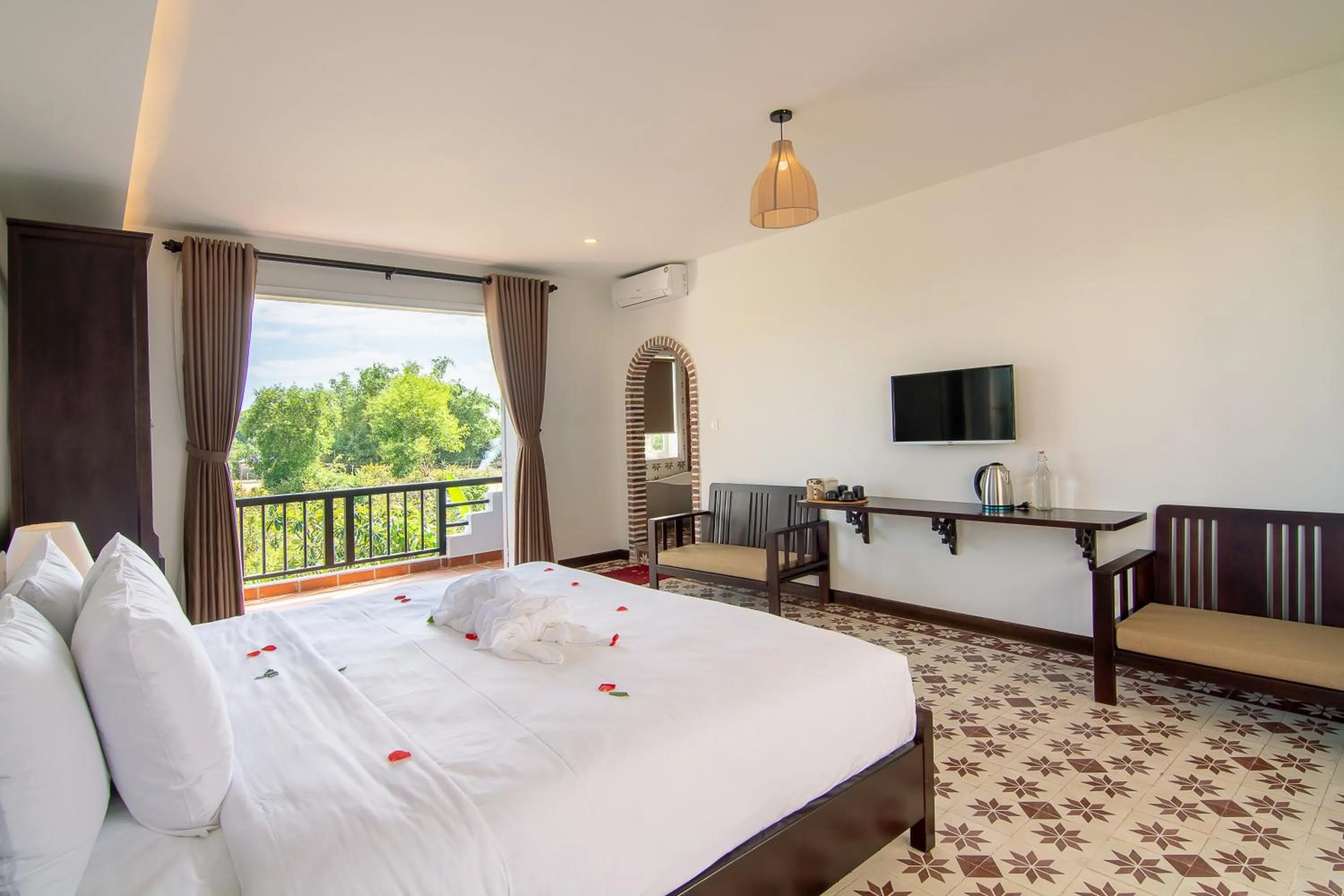 Bedroom, Bed in Blooms Boutique Village