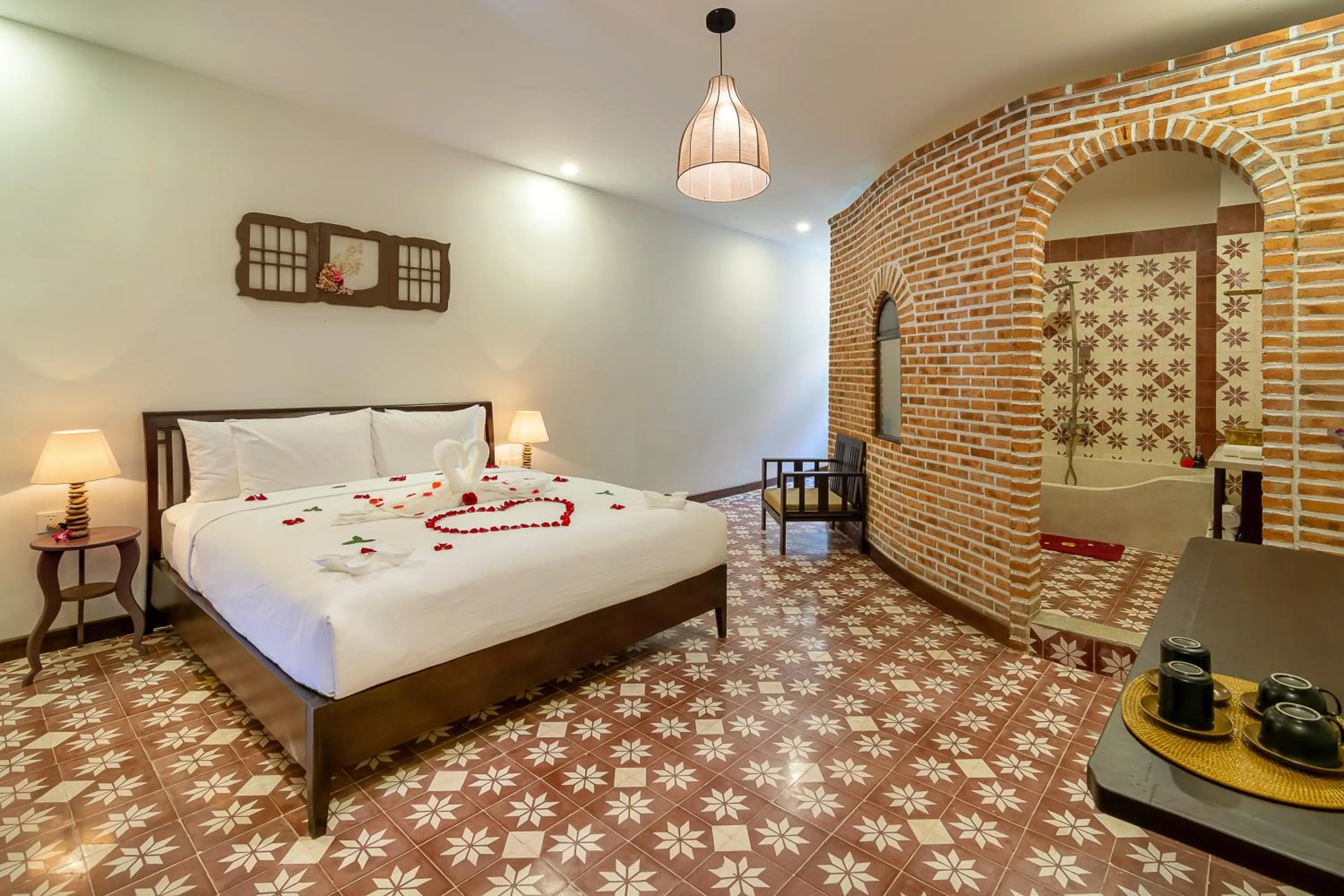 Bedroom, Bed in Blooms Boutique Village