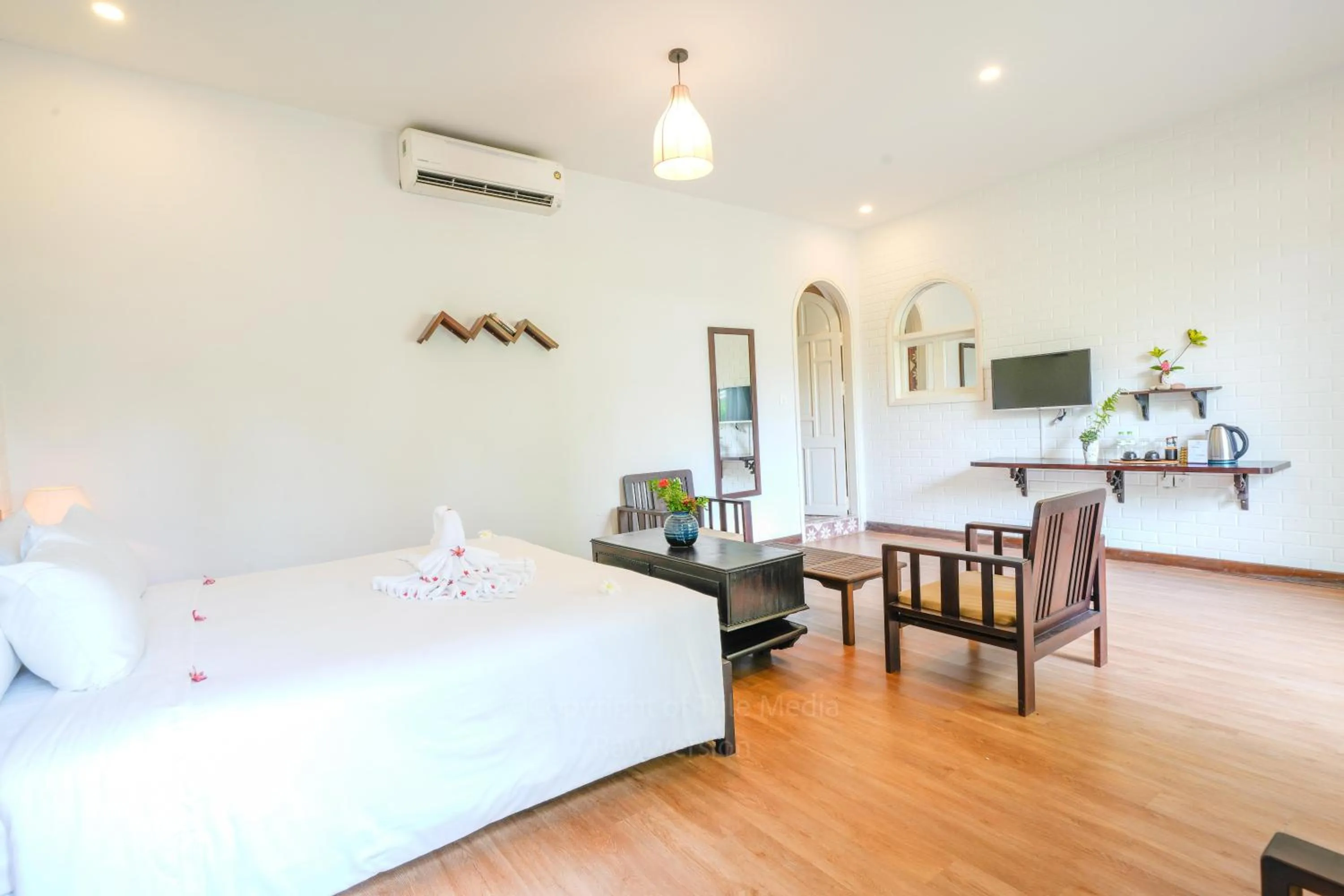 Bedroom, Bed in Blooms Boutique Village