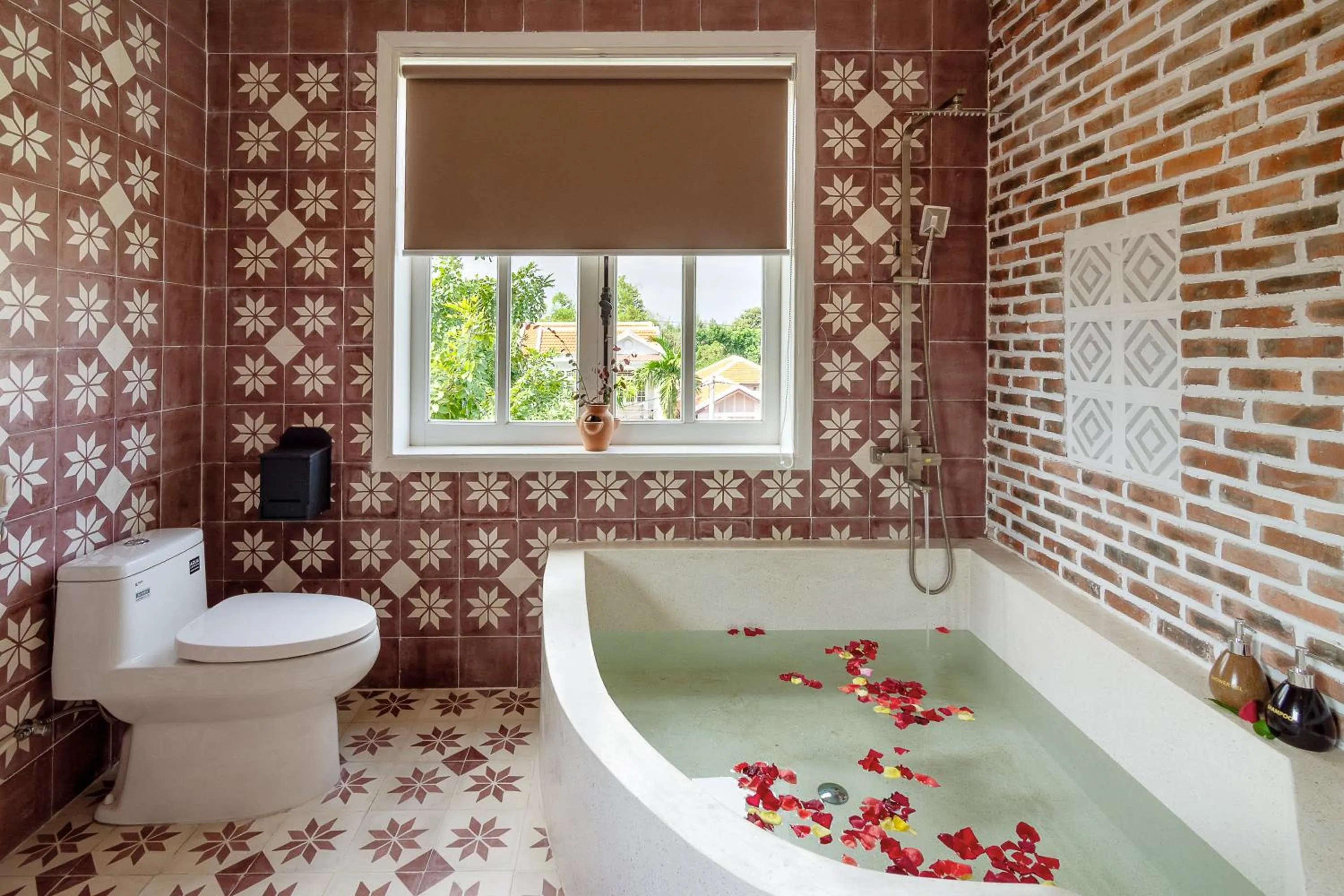 Bathroom in Blooms Boutique Village