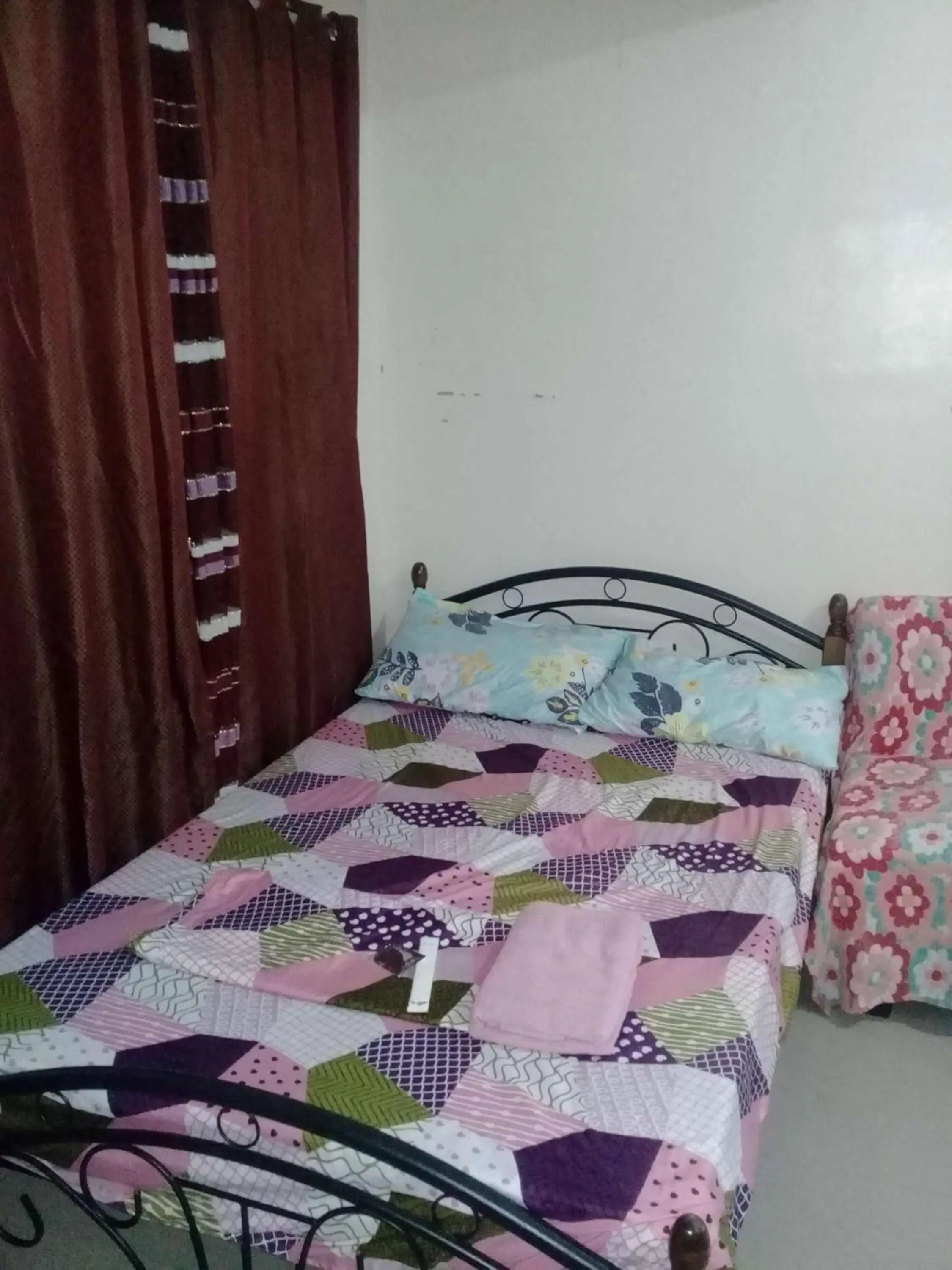 Bed in EKONUMI ROOMS at Moonwalk Paranaque