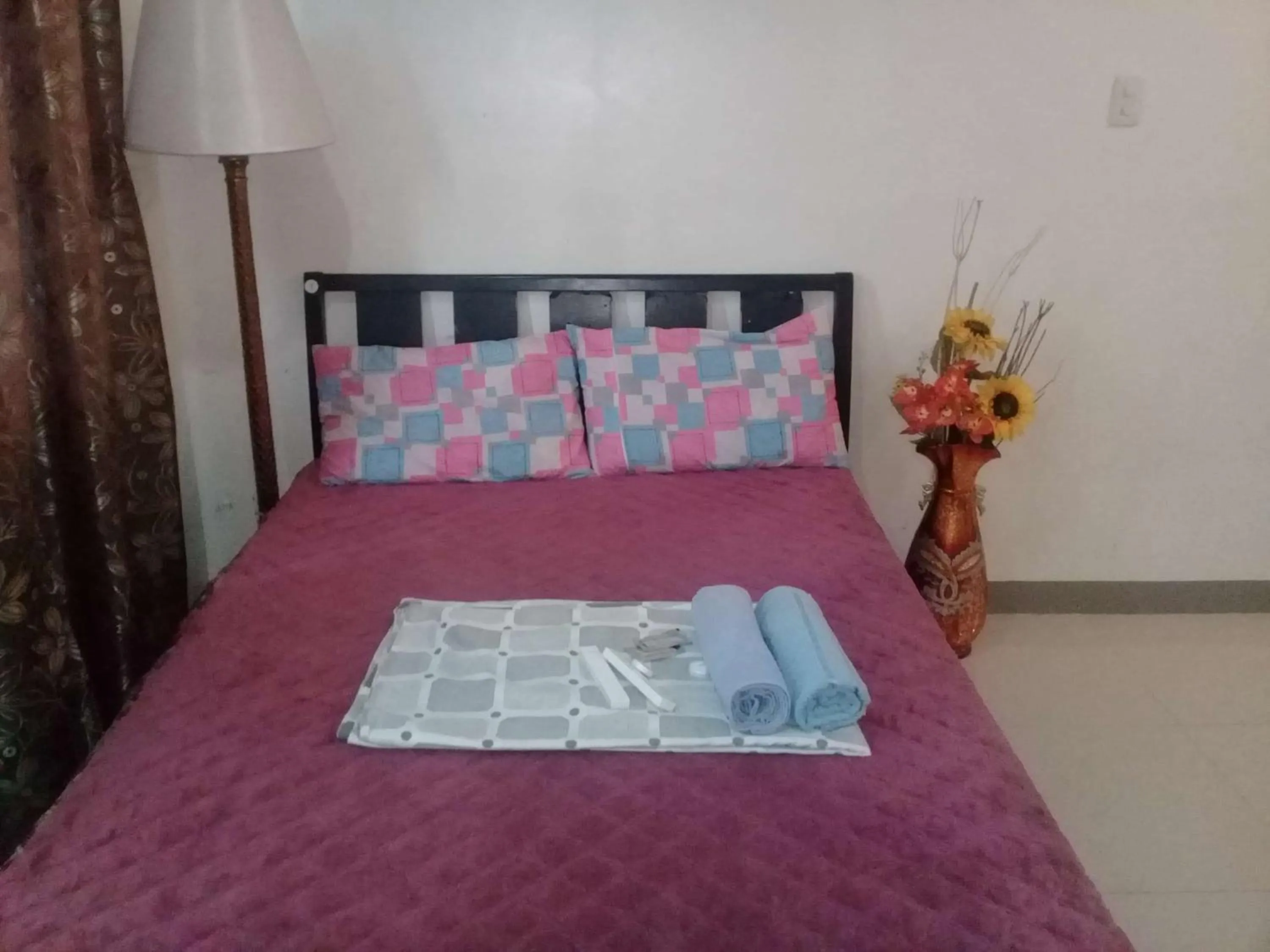 Bed in EKONUMI ROOMS at Moonwalk Paranaque