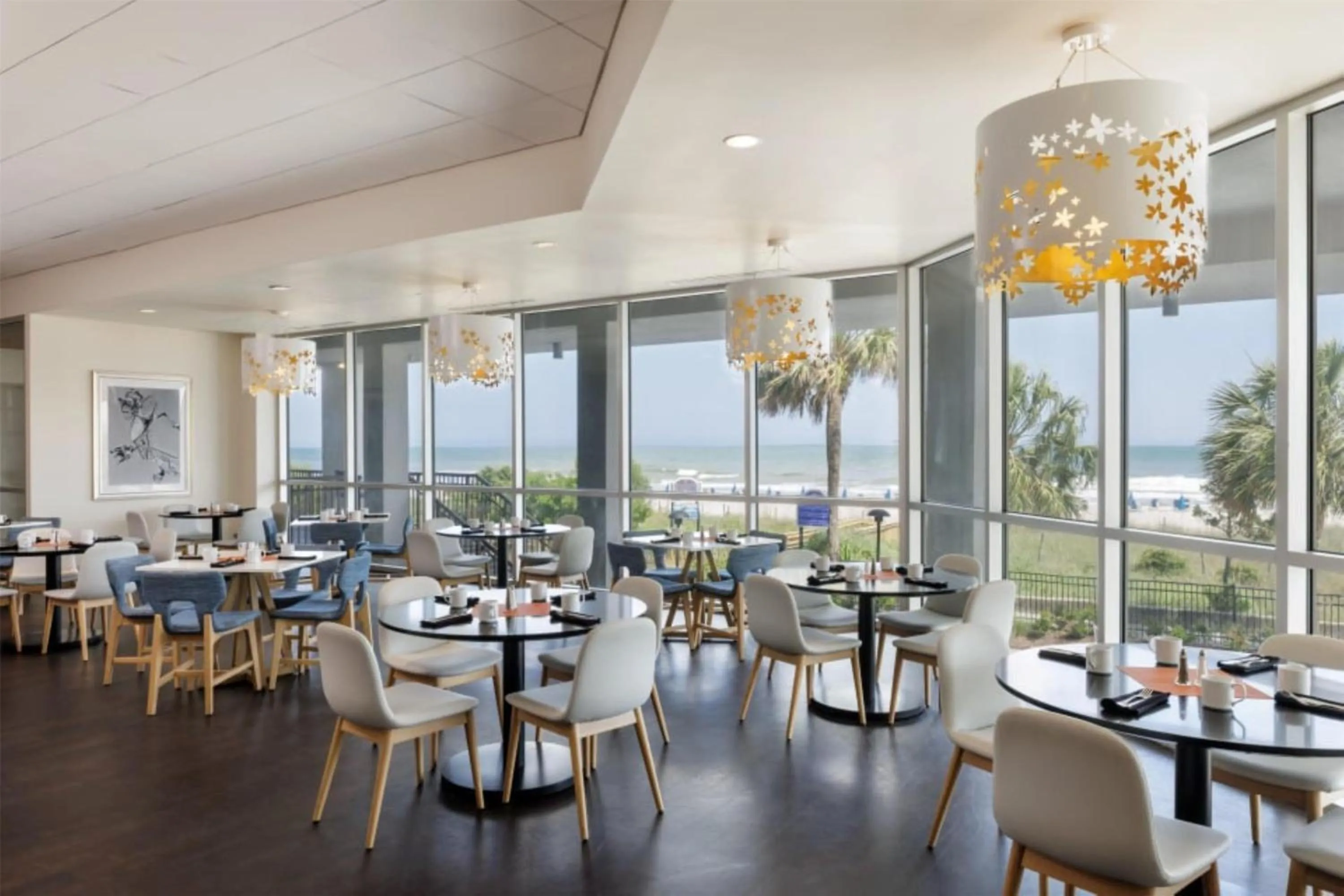 Lounge or bar in Embassy Suites by Hilton Myrtle Beach Oceanfront Resort