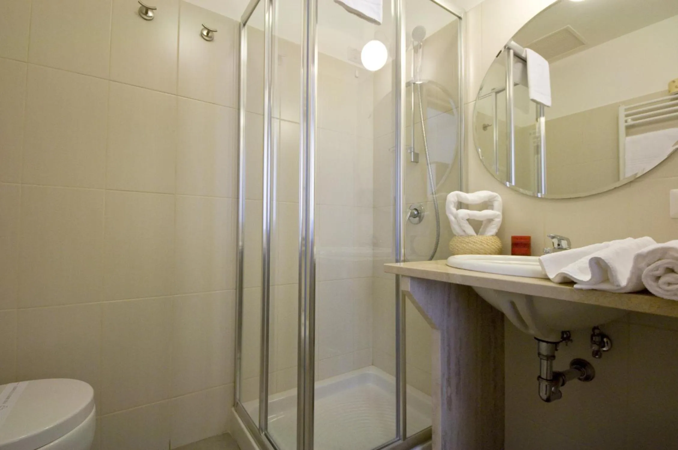 Bathroom in Ara Pacis Inn