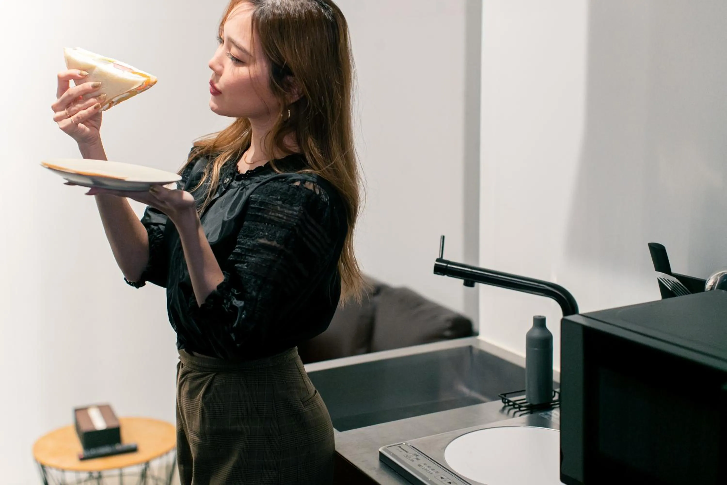 Kitchen or kitchenette in mizuka Daimyo 4 - unmanned hotel -